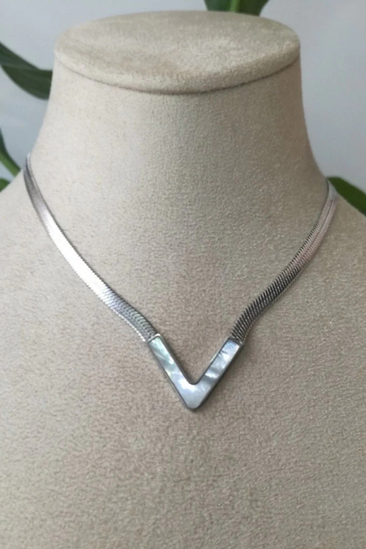V Harfli Tasarim İtalyan Zincirli Beyaz Sedef Tasli Gumus Renkli Kaliteli Paslanmaz Celik Kolye Stainless Stell