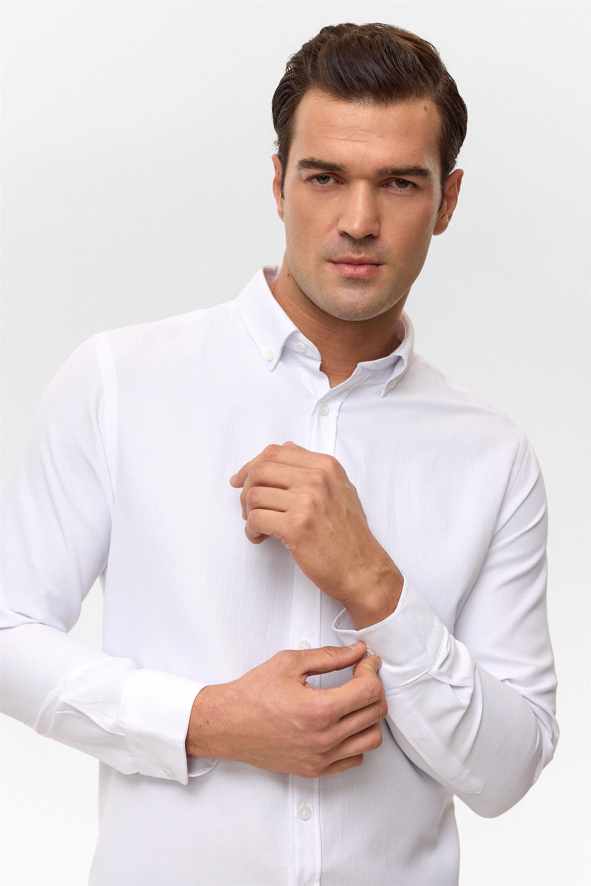 Beyaz Slim Baskılı Düğmeli Yaka Gömlek