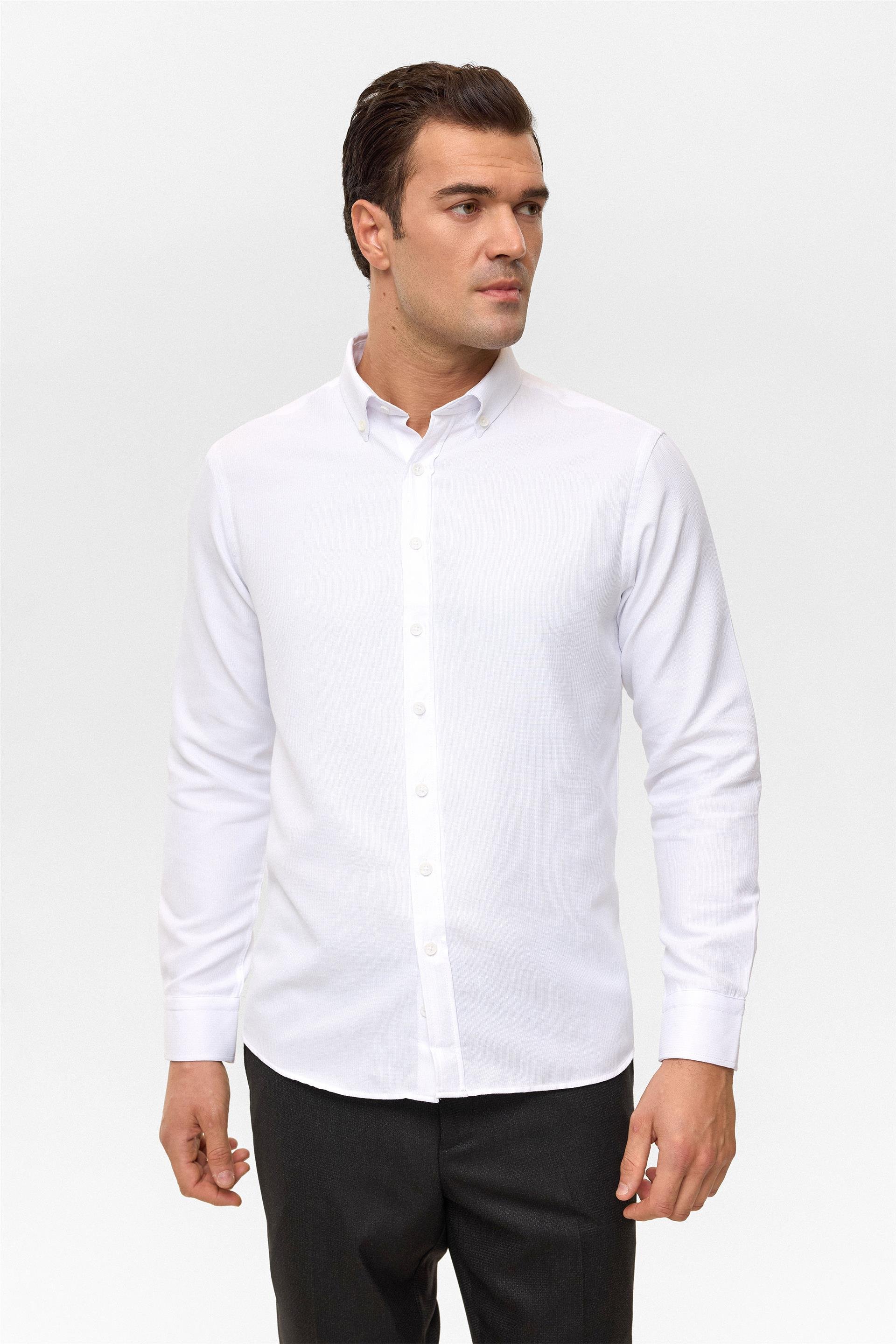 Beyaz Slim Baskılı Düğmeli Yaka Gömlek