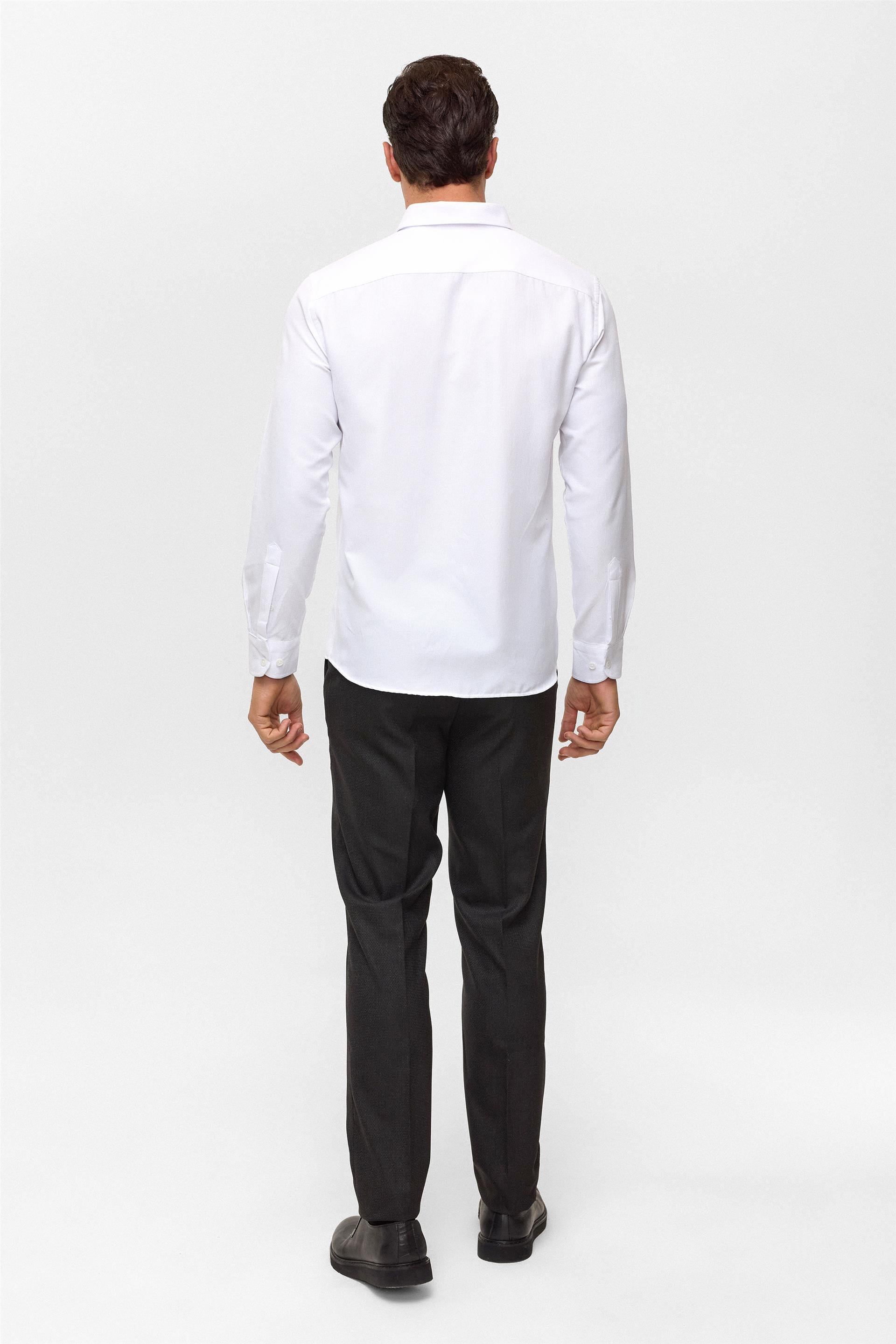 Beyaz Slim Baskılı Düğmeli Yaka Gömlek