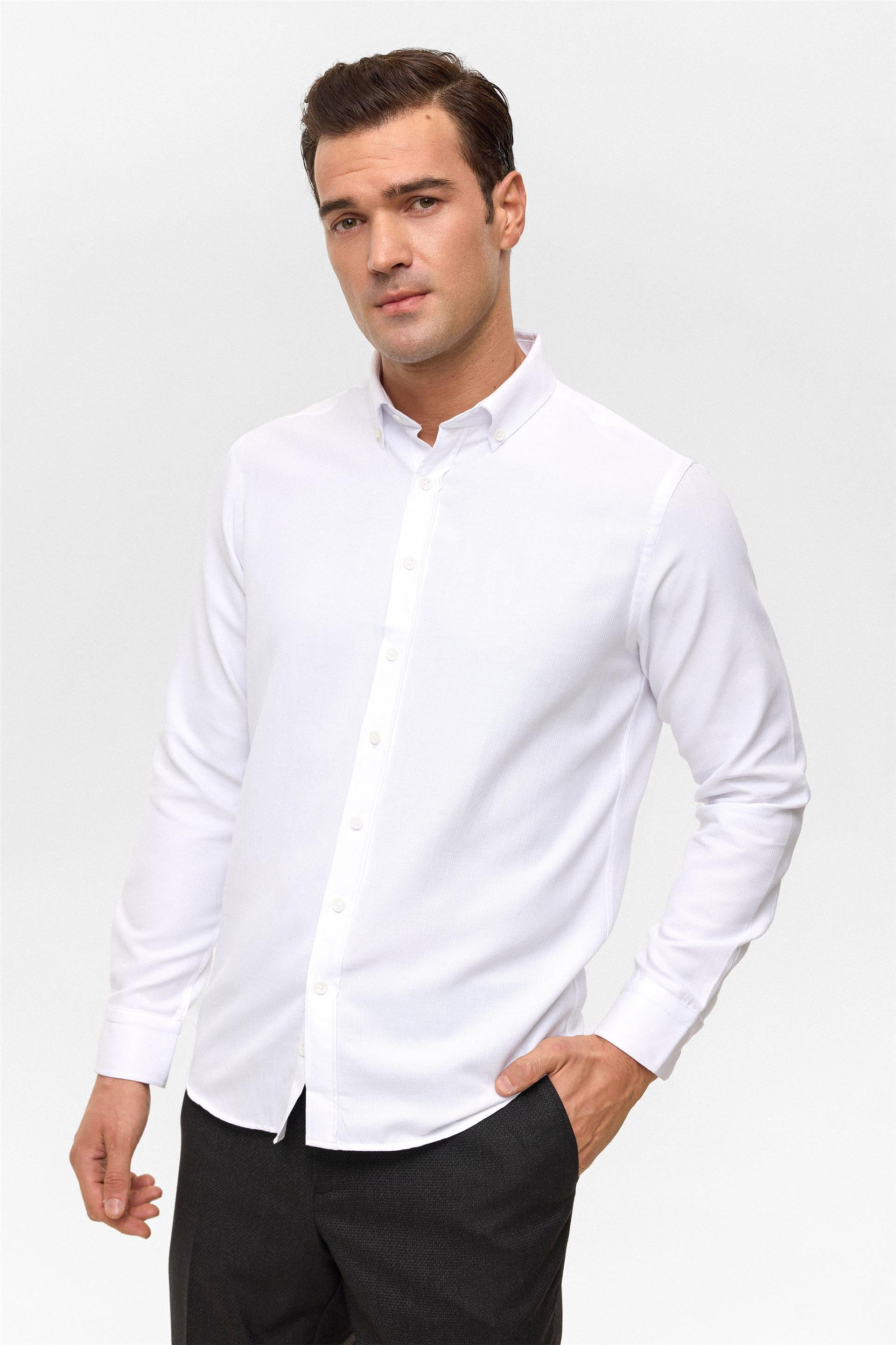 Beyaz Slim Baskılı Düğmeli Yaka Gömlek
