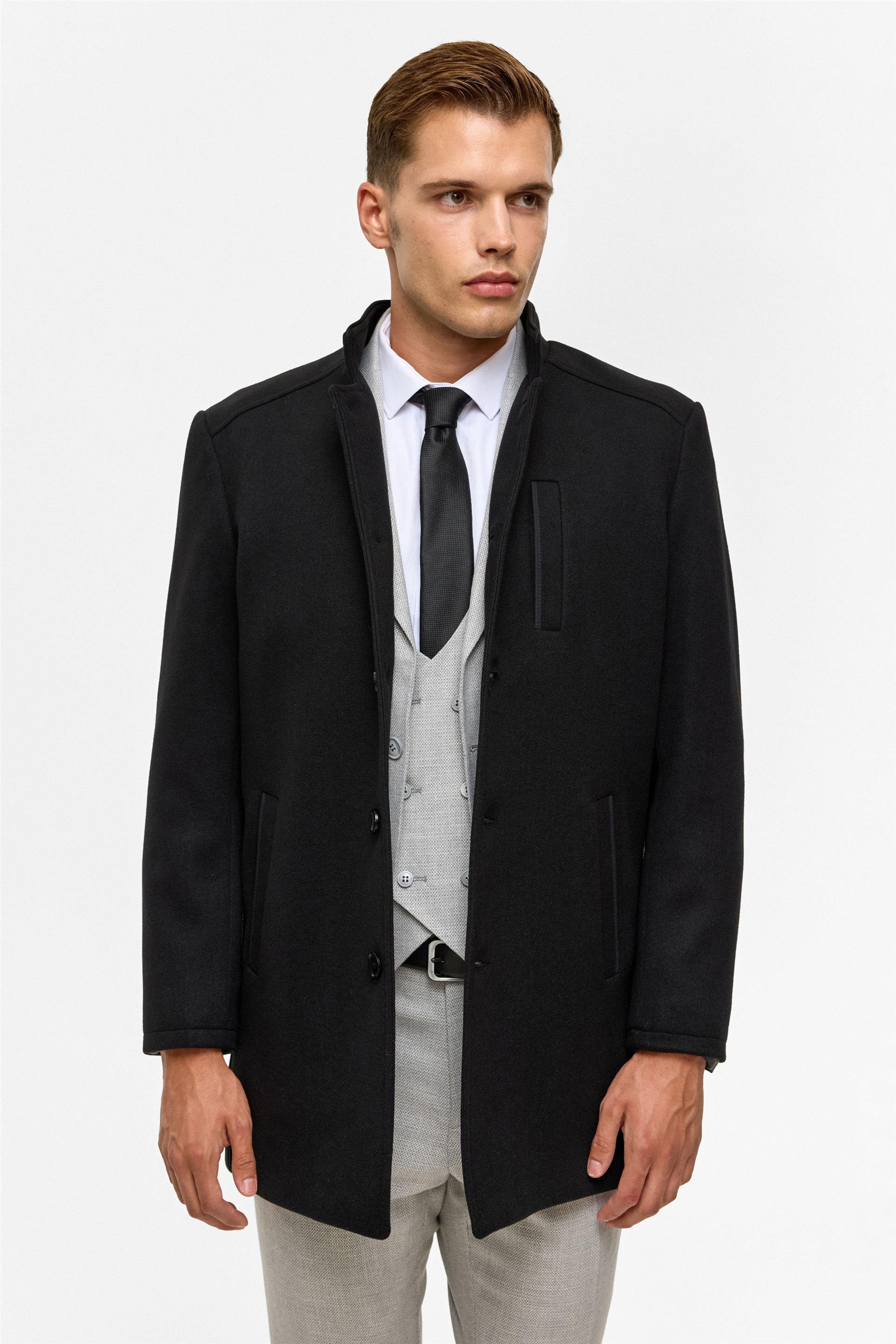 Siyah Regular Düz Hakim Yaka Kaban