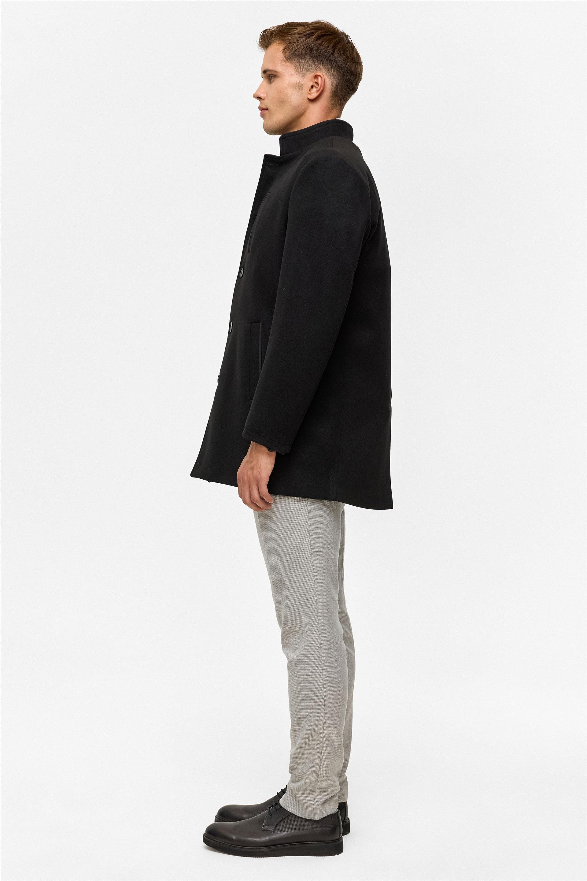 Siyah Regular Düz Hakim Yaka Kaban