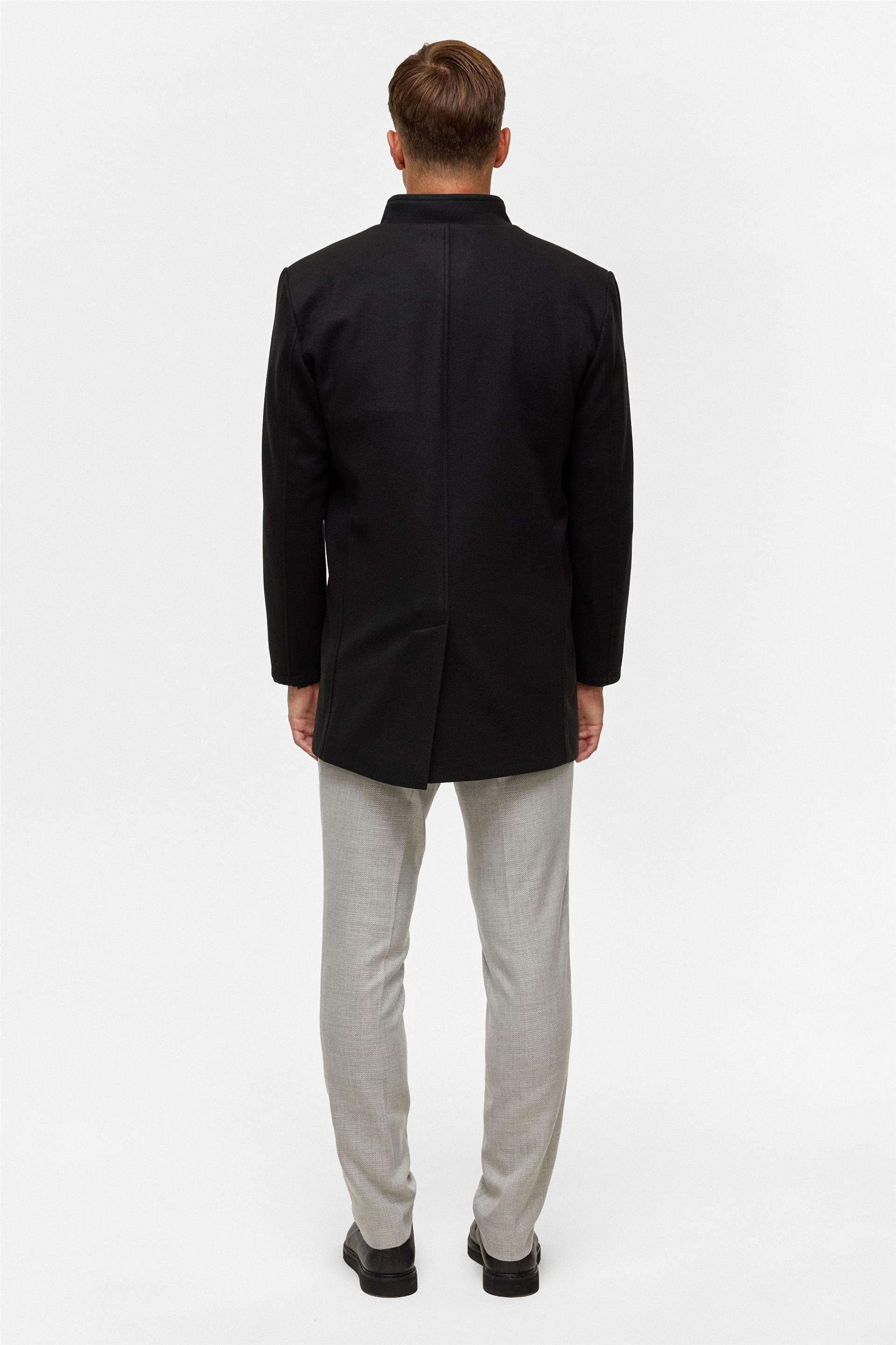 Siyah Regular Düz Hakim Yaka Kaban