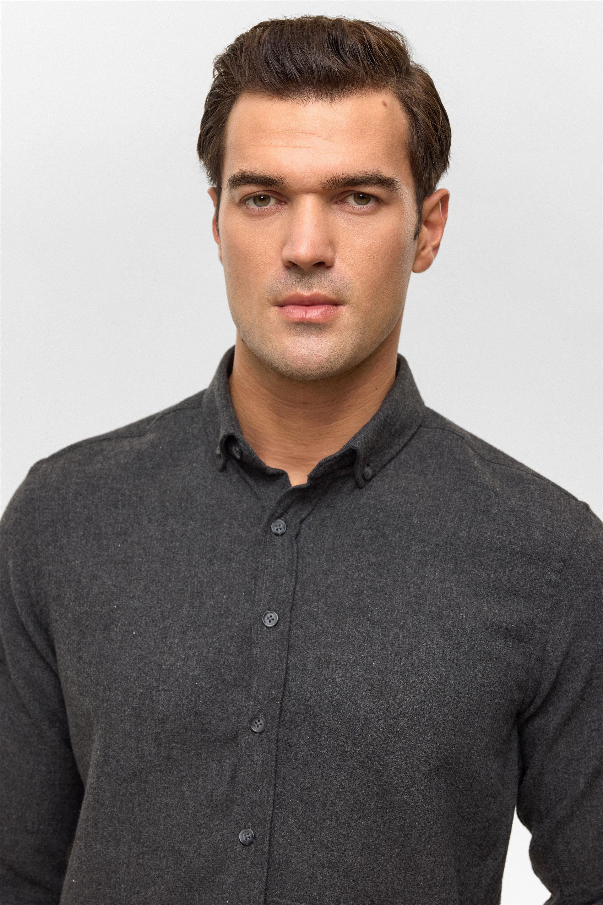 Siyah Slim Düz Düğmeli Yaka Gömlek