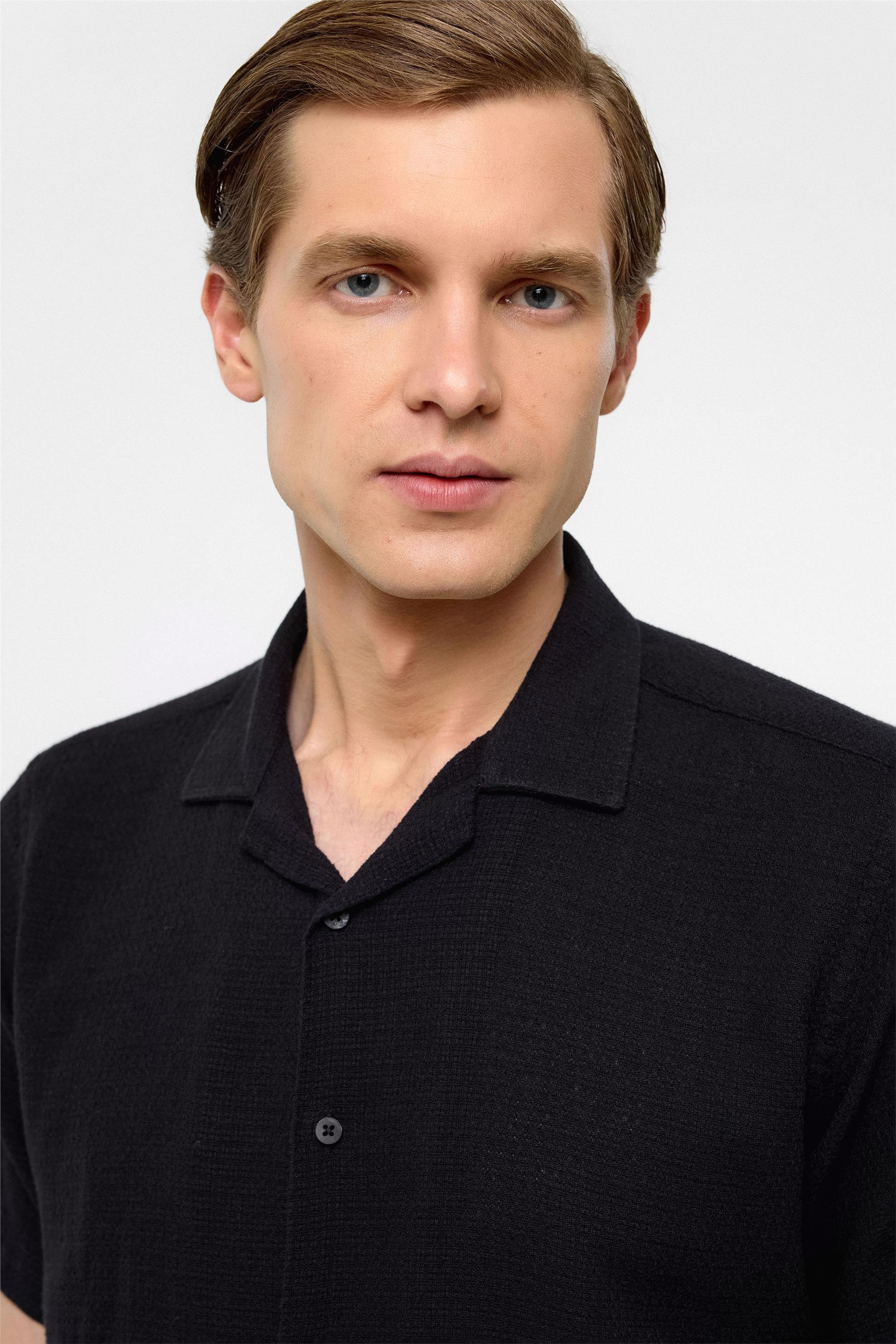 Siyah Slim Fit Düz Apaş Yaka Gömlek