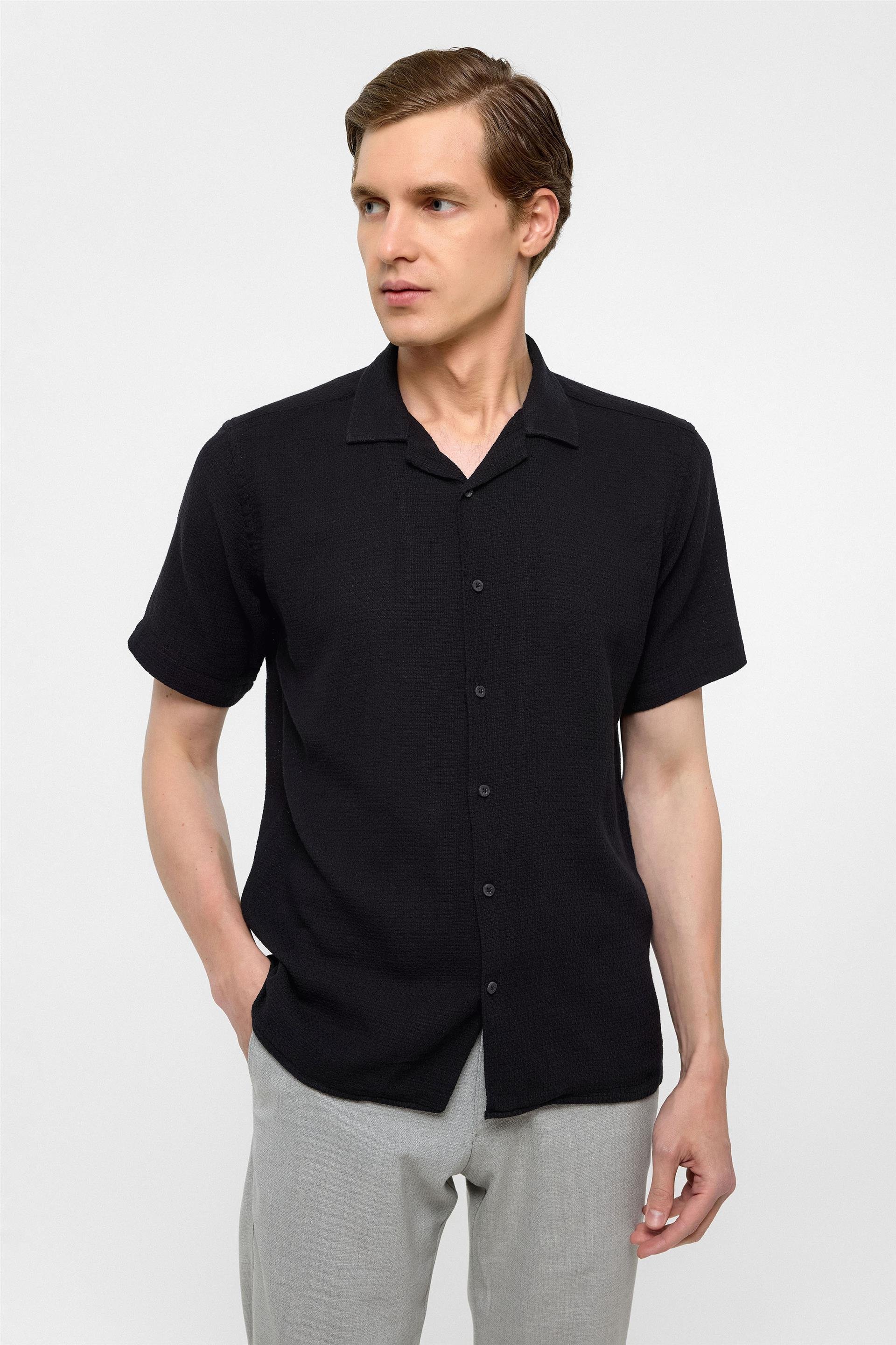 Siyah Slim Fit Düz Apaş Yaka Gömlek