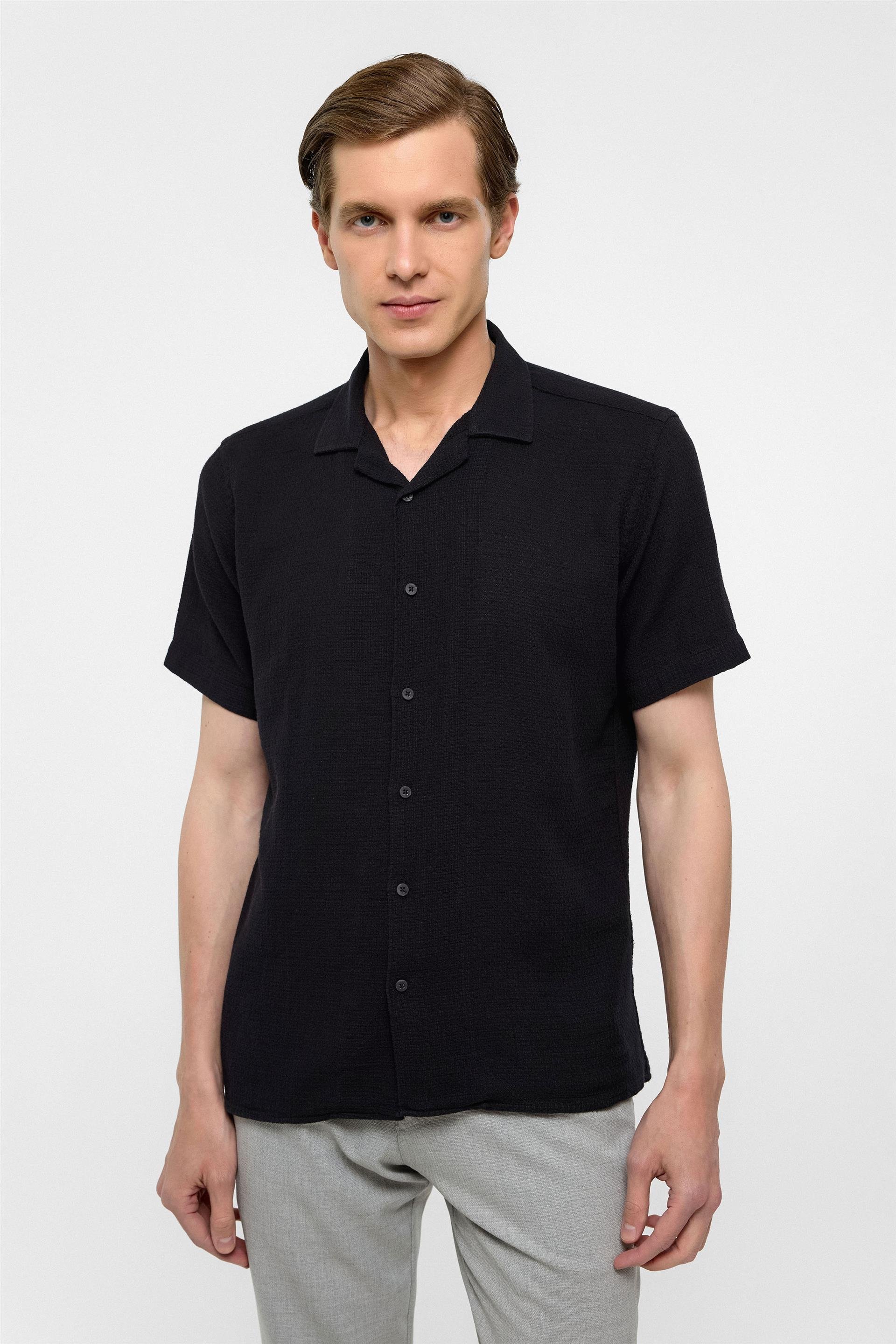 Siyah Slim Fit Düz Apaş Yaka Gömlek