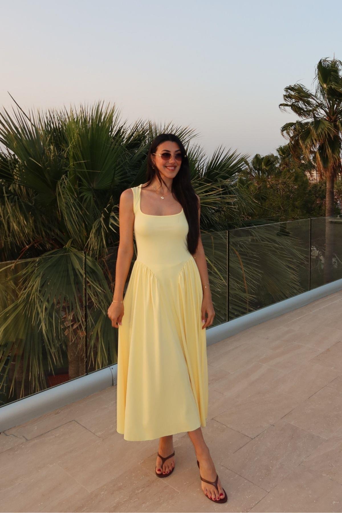 KARE YAKA ASKILI MAXİ ELBİSE