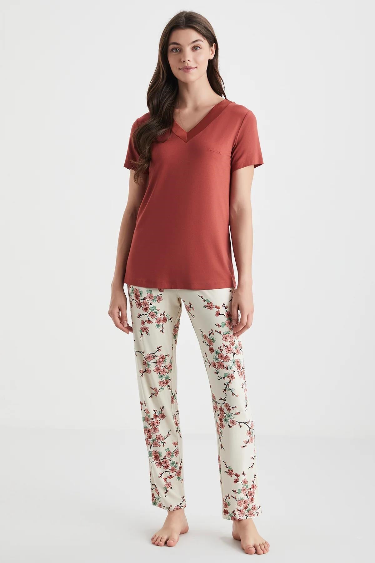 328269Kadın Yazlık Pijama Takımı – Kiremit Renk Üst, Viskon Kumaş, Çiçek Desenli Alt C6T0N72cotonhause.com.tr Online Alışveriş - Sezon İndirimlerini Keşfet Kadın Yazlık Pijama Takımı – Kiremit Renk Üst, Viskon Kumaş, Çiçek Desenli Alt C6T0N72Kısa Kol / Askılı Pijamacatherine'sKadın Yazlık Pijama Takımı – Kiremit Renk Üst, Viskon Kumaş, Çiçek Desenli Alt C6T0N72