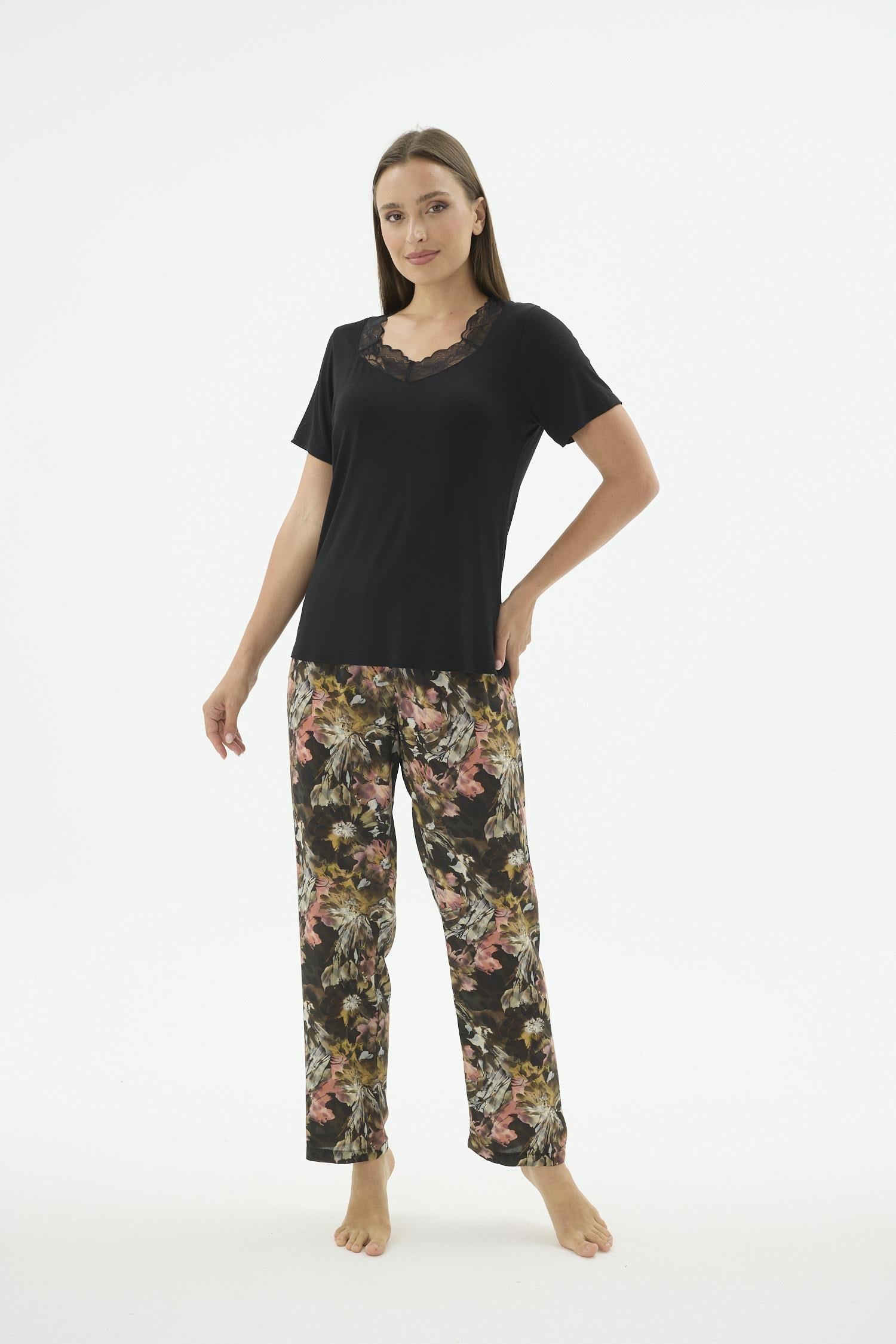 332649Kadın Kısa Kollu Dantelli V Yaka Siyah Çiçek Desenli Pijama Takımı C3T9N371Kısa Kol / Askılı PijamaSevimKadın Kısa Kollu Dantelli V Yaka Siyah Çiçek Desenli Pijama Takımı C3T9N371