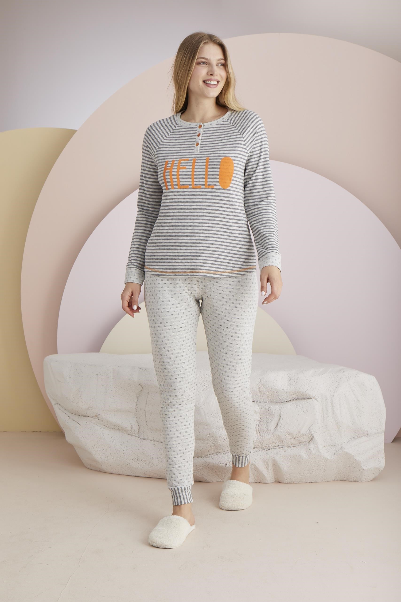 329261Kadın Gri Renk Uzun Kollu Düğmeli Yaka Çizgili Puantiyeli Pijama Takımı C0T3N031Uzun Kol PijamaSevimKadın Gri Renk Uzun Kollu Düğmeli Yaka Çizgili Puantiyeli Pijama Takımı C0T3N031