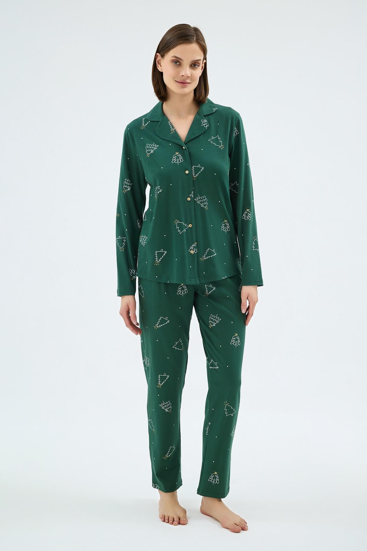 328624Kadın Uzun Kollu Düğmeli Yaka Çam Ağacı Desenli Yeşil Pijama Takımı C8T7N071Uzun Kol PijamaSevimKadın Uzun Kollu Düğmeli Yaka Çam Ağacı Desenli Yeşil Pijama Takımı C8T7N071