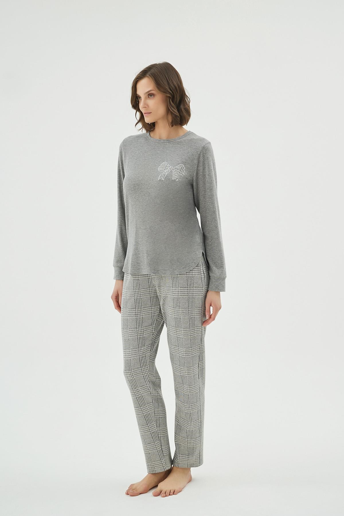 328607Kadın Uzun Kollu Fiyonklu Gri Üst Kareli Alt Pijama Takımı C8T2N961Uzun Kol PijamaSevimKadın Uzun Kollu Fiyonklu Gri Üst Kareli Alt Pijama Takımı C8T2N961