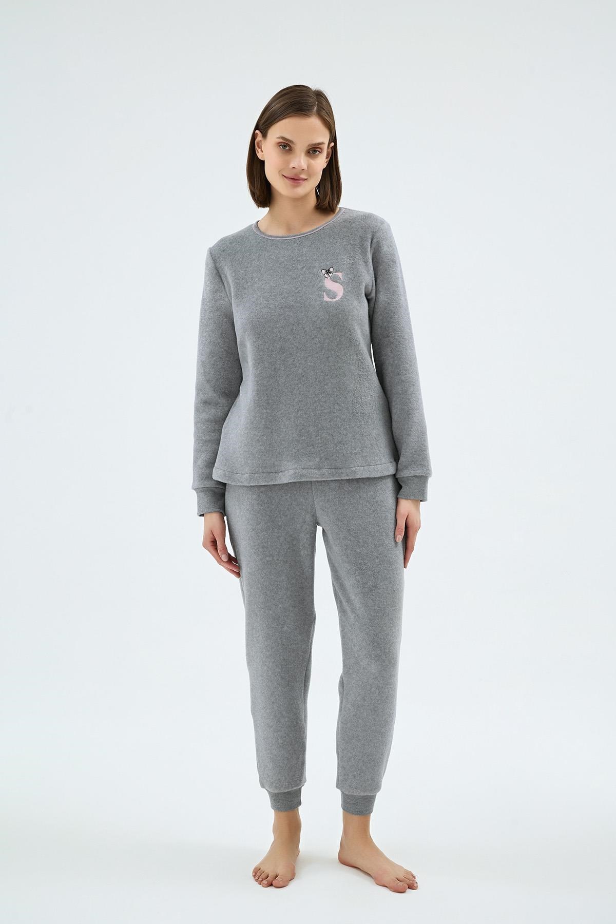 328628Kadın Uzun Kollu Yuvarlak Yaka Nakış Detaylı Jogger Paça Gri Pijama Takımı C3T9N071Uzun Kol PijamaSevimKadın Uzun Kollu Yuvarlak Yaka Nakış Detaylı Jogger Paça Gri Pijama Takımı C3T9N071
