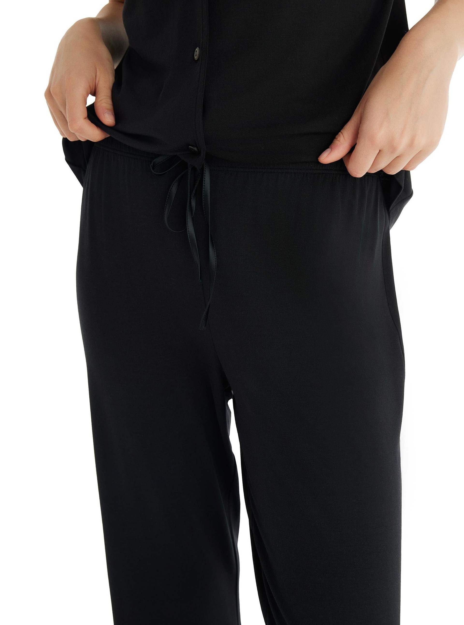 326689Kadın Kısa Kol Önden Düğmeli Modal Siyah Pijama Takımı C3T0N8O15Kadın Kısa Kol Önden Düğmeli Modal Siyah Pijama Takımı C3T0N8O15BlackspadeKısa Kol / Askılı PijamaKısa Kol / Askılı PijamaBlackspadeKadın Kısa Kol Önden Düğmeli Modal Siyah Pijama Takımı C3T0N8O15