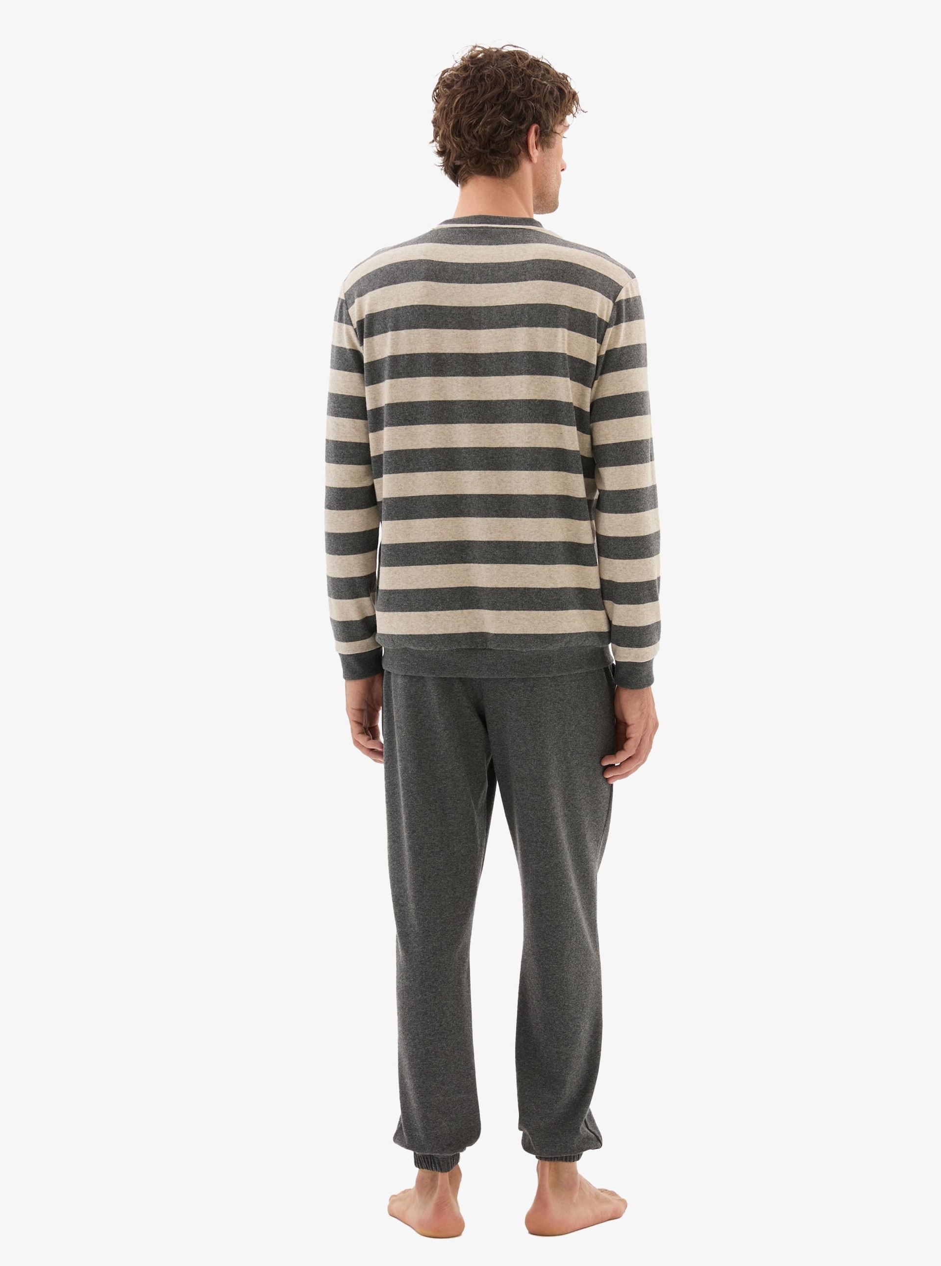 328869Erkek Antrasit Pijama Takımı – Çizgili Üst, Uzun Kollu, Lastikli Paça C7T9N704Pijama TakımıBlackspadeErkek Antrasit Pijama Takımı – Çizgili Üst, Uzun Kollu, Lastikli Paça C7T9N704