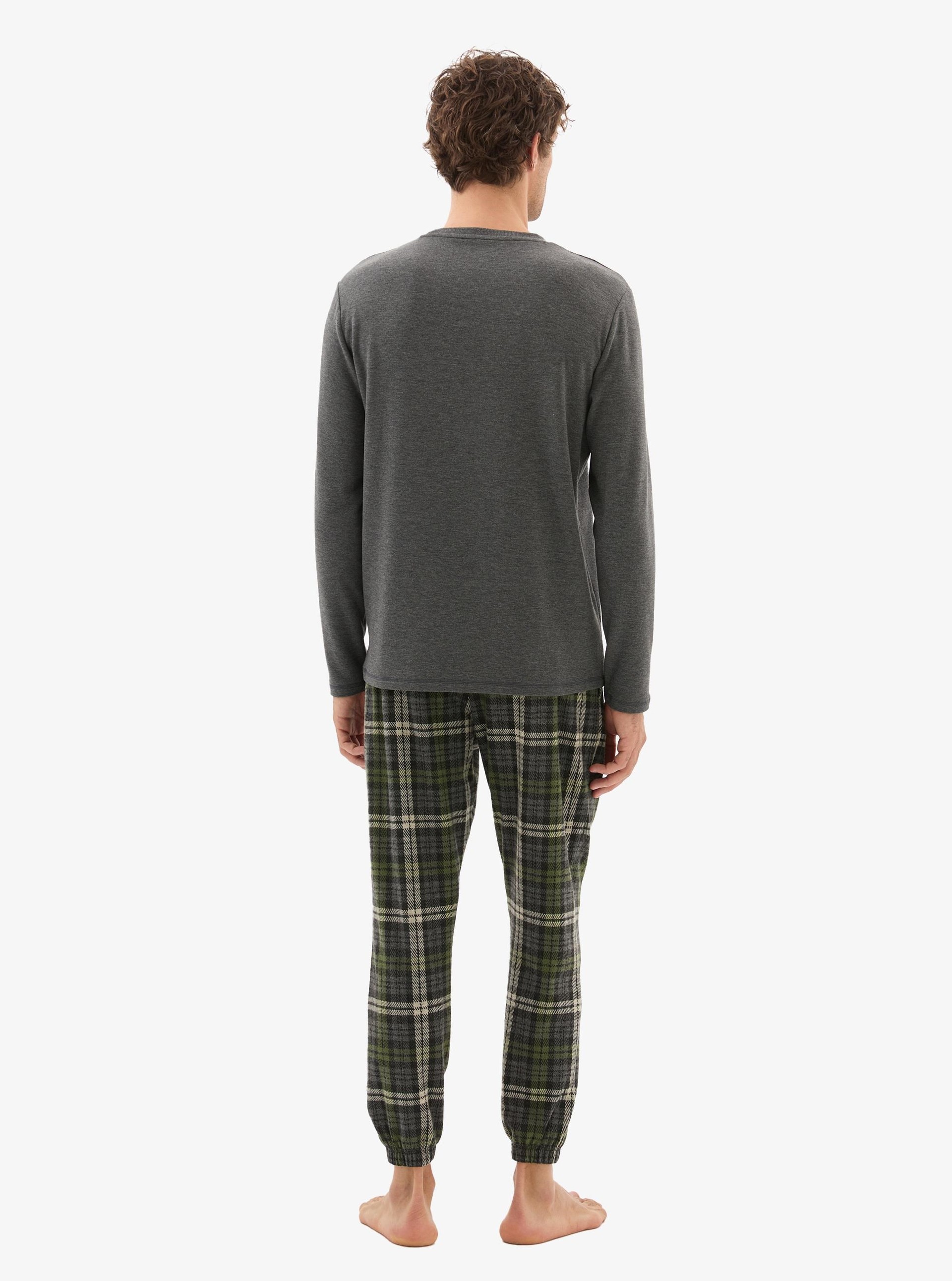328866Erkek Antrasit Pijama Takımı – Ekose Alt, Uzun Kollu, Lastikli Paça C4T0N804Pijama TakımıBlackspadeErkek Antrasit Pijama Takımı – Ekose Alt, Uzun Kollu, Lastikli Paça C4T0N804