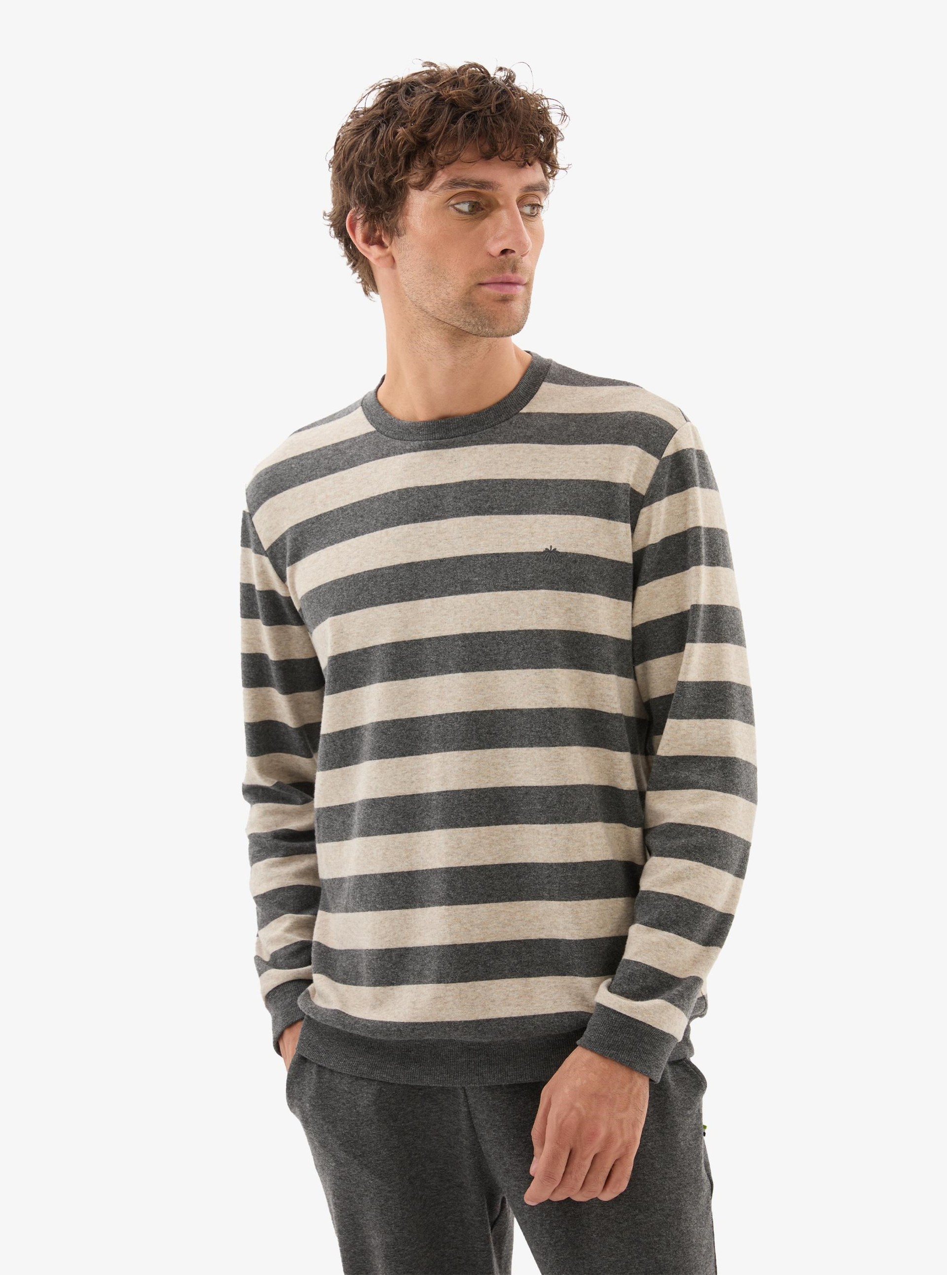 328869Erkek Antrasit Pijama Takımı – Çizgili Üst, Uzun Kollu, Lastikli Paça C7T9N704Pijama TakımıBlackspadeErkek Antrasit Pijama Takımı – Çizgili Üst, Uzun Kollu, Lastikli Paça C7T9N704
