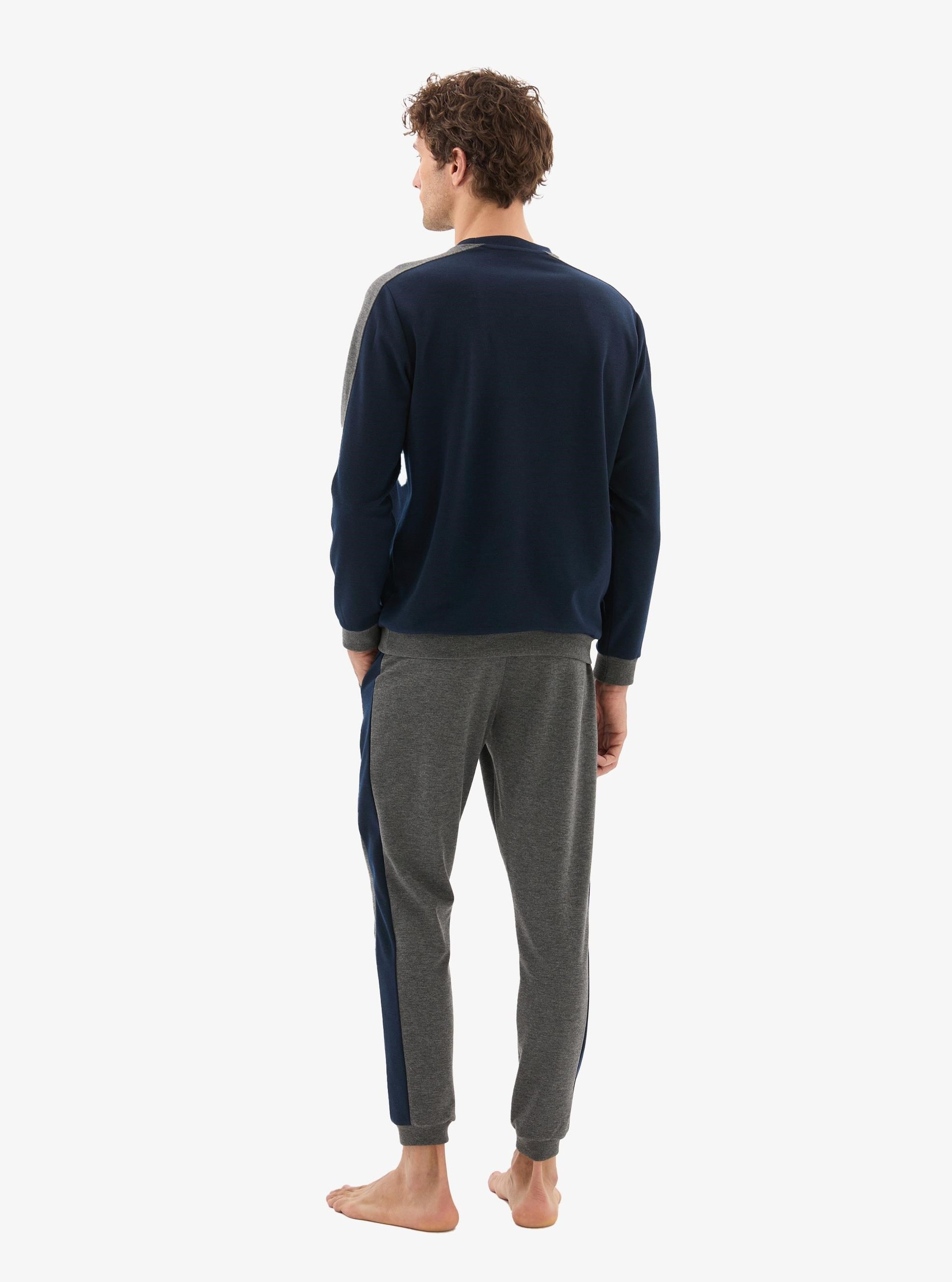 328867Erkek Lacivert Pijama Takımı – Uzun Kollu, Yuvarlak Yaka, Lastikli Paça C2T0N804Pijama TakımıBlackspadeErkek Lacivert Pijama Takımı – Uzun Kollu, Yuvarlak Yaka, Lastikli Paça C2T0N804