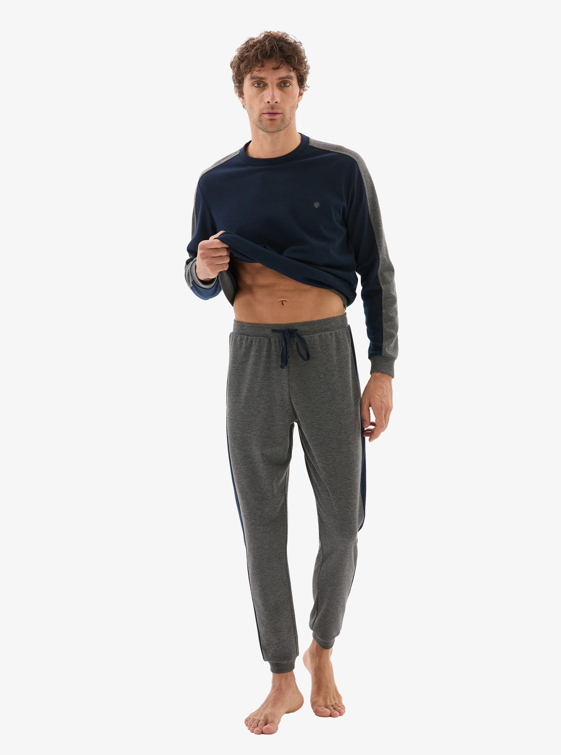 328867Erkek Lacivert Pijama Takımı – Uzun Kollu, Yuvarlak Yaka, Lastikli Paça C2T0N804Pijama TakımıBlackspadeErkek Lacivert Pijama Takımı – Uzun Kollu, Yuvarlak Yaka, Lastikli Paça C2T0N804