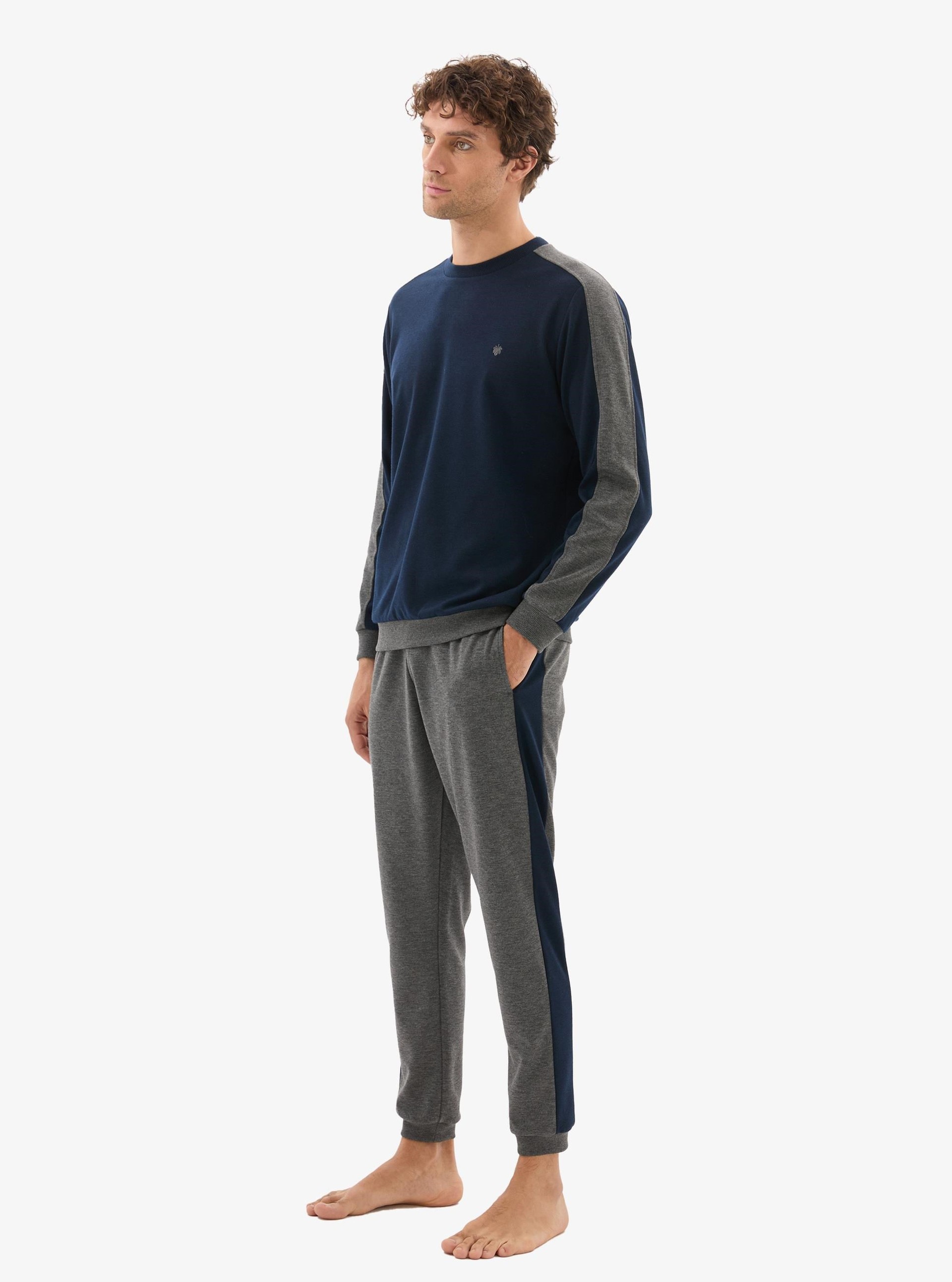 328867Erkek Lacivert Pijama Takımı – Uzun Kollu, Yuvarlak Yaka, Lastikli Paça C2T0N804Pijama TakımıBlackspadeErkek Lacivert Pijama Takımı – Uzun Kollu, Yuvarlak Yaka, Lastikli Paça C2T0N804