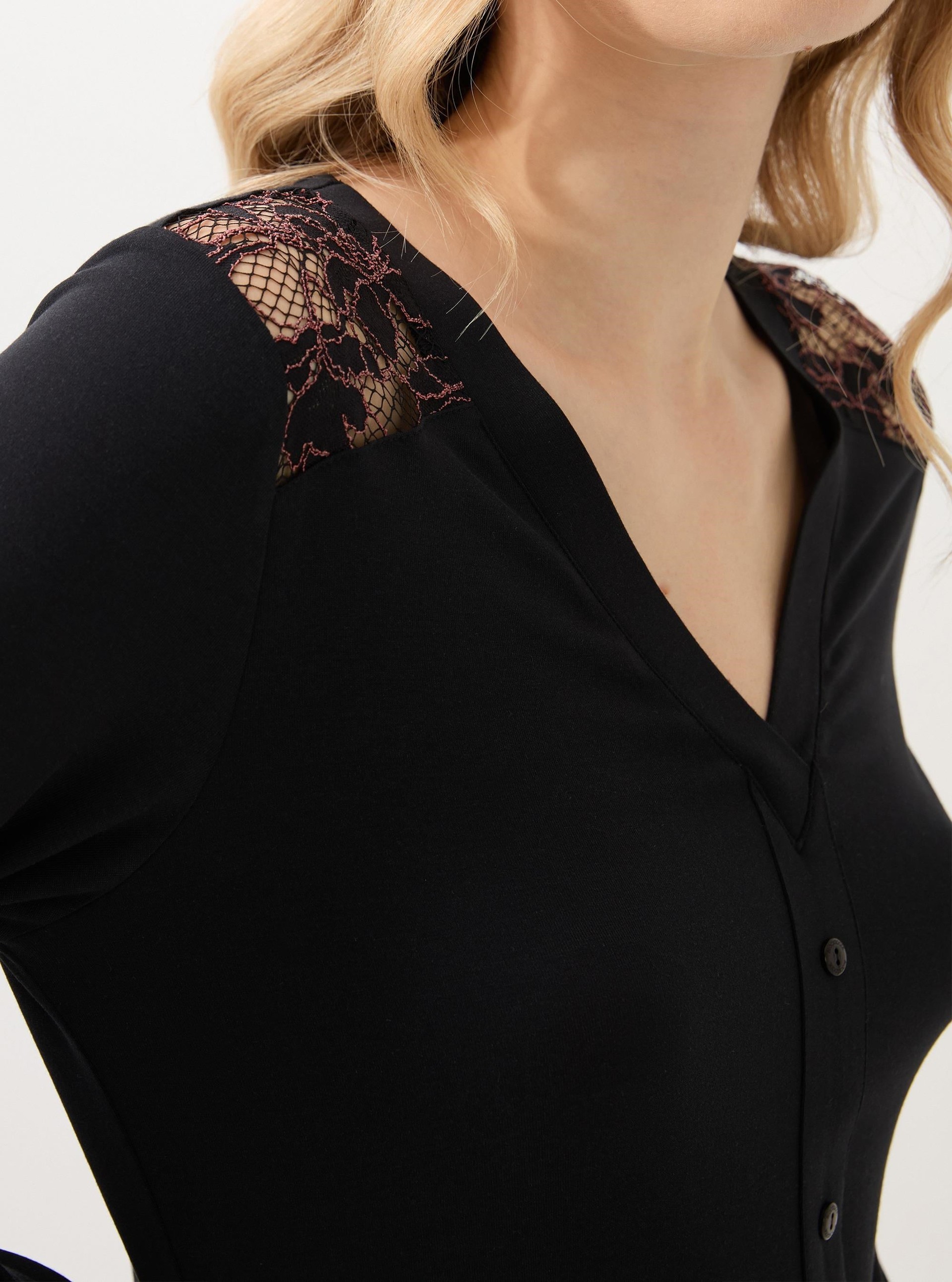 328864Kadın Siyah Önden Düğmeli Dantel Detaylı Pijama Takımı – Uzun Kollu, V Yaka C2T0N915Uzun Kol PijamaBlackspadeKadın Siyah Önden Düğmeli Dantel Detaylı Pijama Takımı – Uzun Kollu, V Yaka C2T0N915