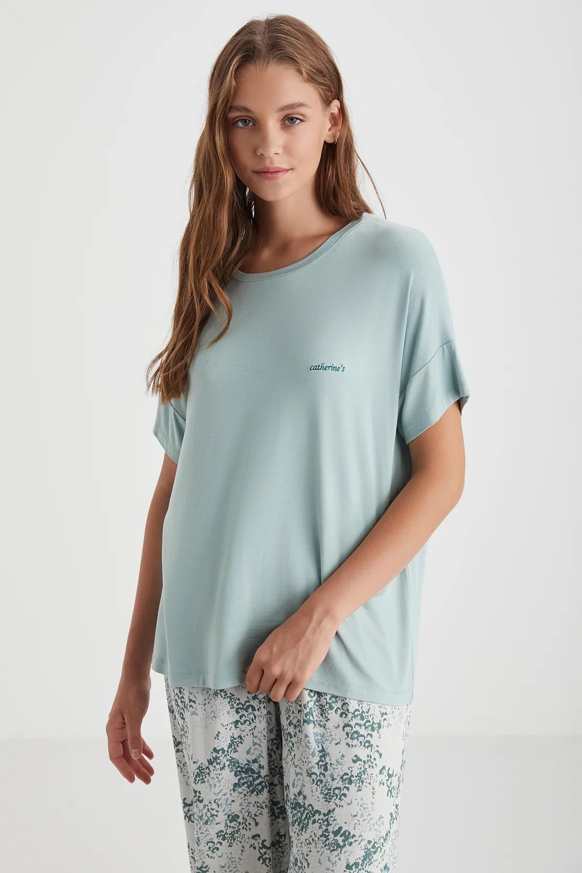 328273Kadın Kısa Kollu Yazlık Pijama Seti – Düz Açık Yeşil Üst & Çiçek Desenli Alt C0T3N72cotonhause.com.tr Online Alışveriş - Sezon İndirimlerini Keşfet Kadın Kısa Kollu Yazlık Pijama Seti – Düz Açık Yeşil Üst & Çiçek Desenli Alt C0T3N72Kapri Takımcatherine'sKadın Kısa Kollu Yazlık Pijama Seti – Düz Açık Yeşil Üst & Çiçek Desenli Alt C0T3N72