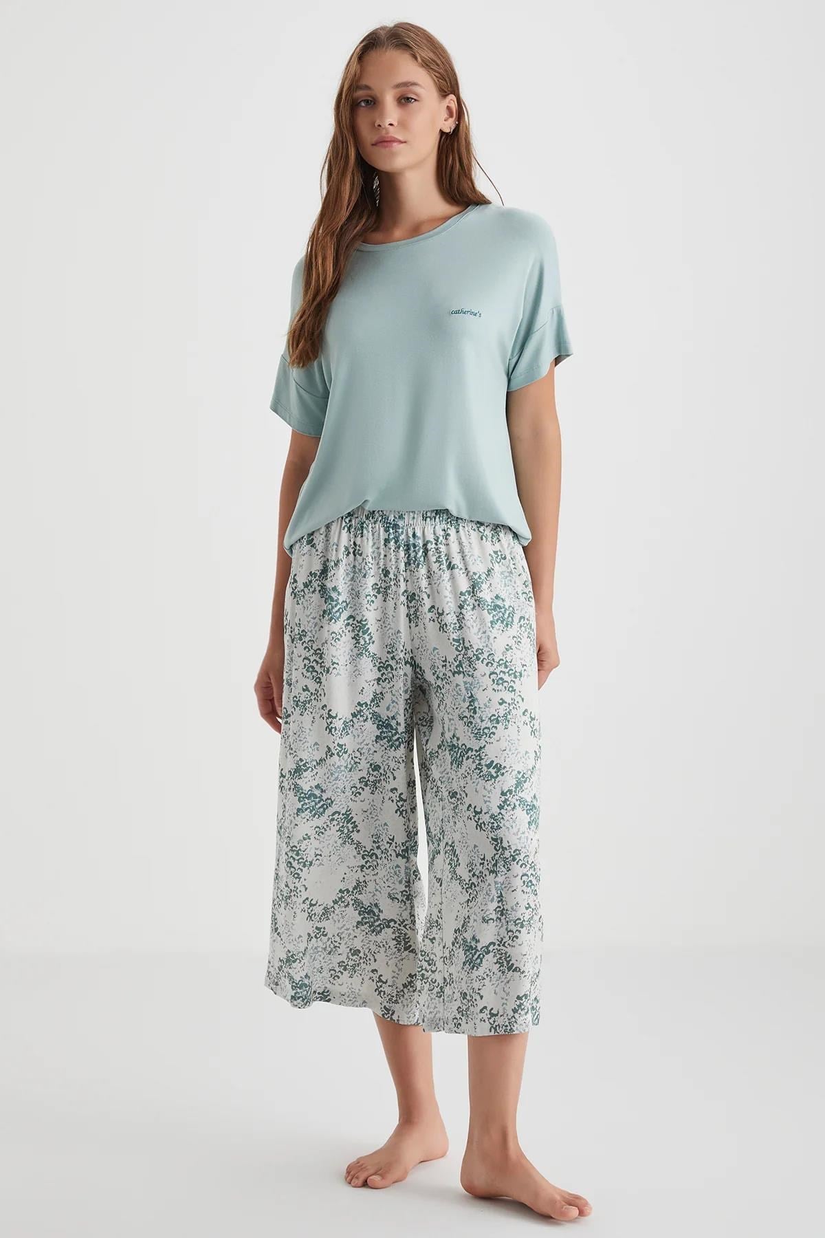 328273Kadın Kısa Kollu Yazlık Pijama Seti – Düz Açık Yeşil Üst & Çiçek Desenli Alt C0T3N72cotonhause.com.tr Online Alışveriş - Sezon İndirimlerini Keşfet Kadın Kısa Kollu Yazlık Pijama Seti – Düz Açık Yeşil Üst & Çiçek Desenli Alt C0T3N72Kapri Takımcatherine'sKadın Kısa Kollu Yazlık Pijama Seti – Düz Açık Yeşil Üst & Çiçek Desenli Alt C0T3N72