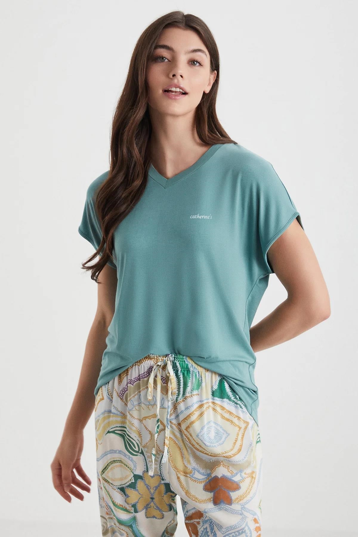 328271Kadın Bilek Lastikli Pijama Takımı – Desenli Pantolon, Viskon Kısa Kollu Üst C9T1N72cotonhause.com.tr Online Alışveriş - Sezon İndirimlerini Keşfet Kadın Bilek Lastikli Pijama Takımı – Desenli Pantolon, Viskon Kısa Kollu Üst C9T1N72Kısa Kol / Askılı Pijamacatherine'sKadın Bilek Lastikli Pijama Takımı – Desenli Pantolon, Viskon Kısa Kollu Üst C9T1N72