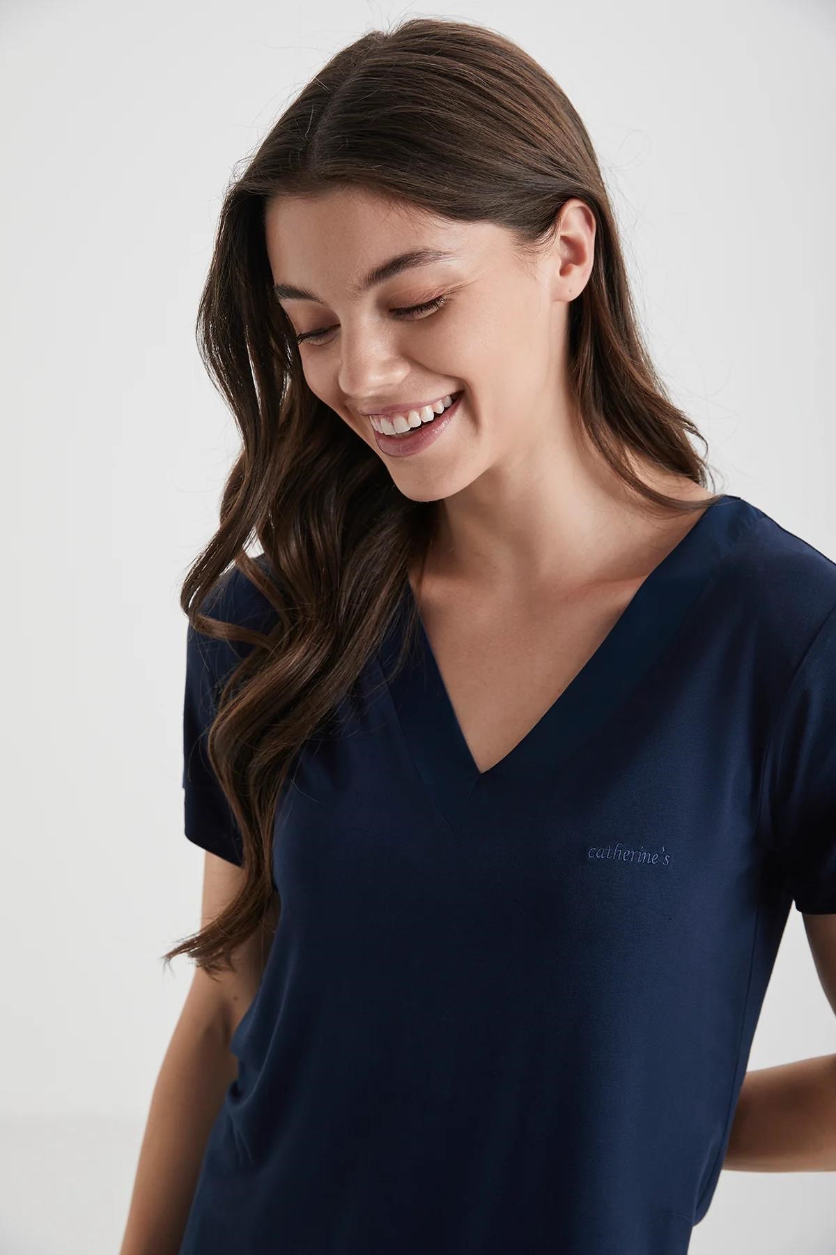 328274Kadın Lacivert Viskon V Yaka Ev Giyim Takımı / Pijama Şort Takımı C4T3N72cotonhause.com.tr Online Alışveriş - Sezon İndirimlerini Keşfet Kadın Lacivert Viskon V Yaka Ev Giyim Takımı / Pijama Şort Takımı C4T3N72Şortlu Takımcatherine'sKadın Lacivert Viskon V Yaka Ev Giyim Takımı / Pijama Şort Takımı C4T3N72