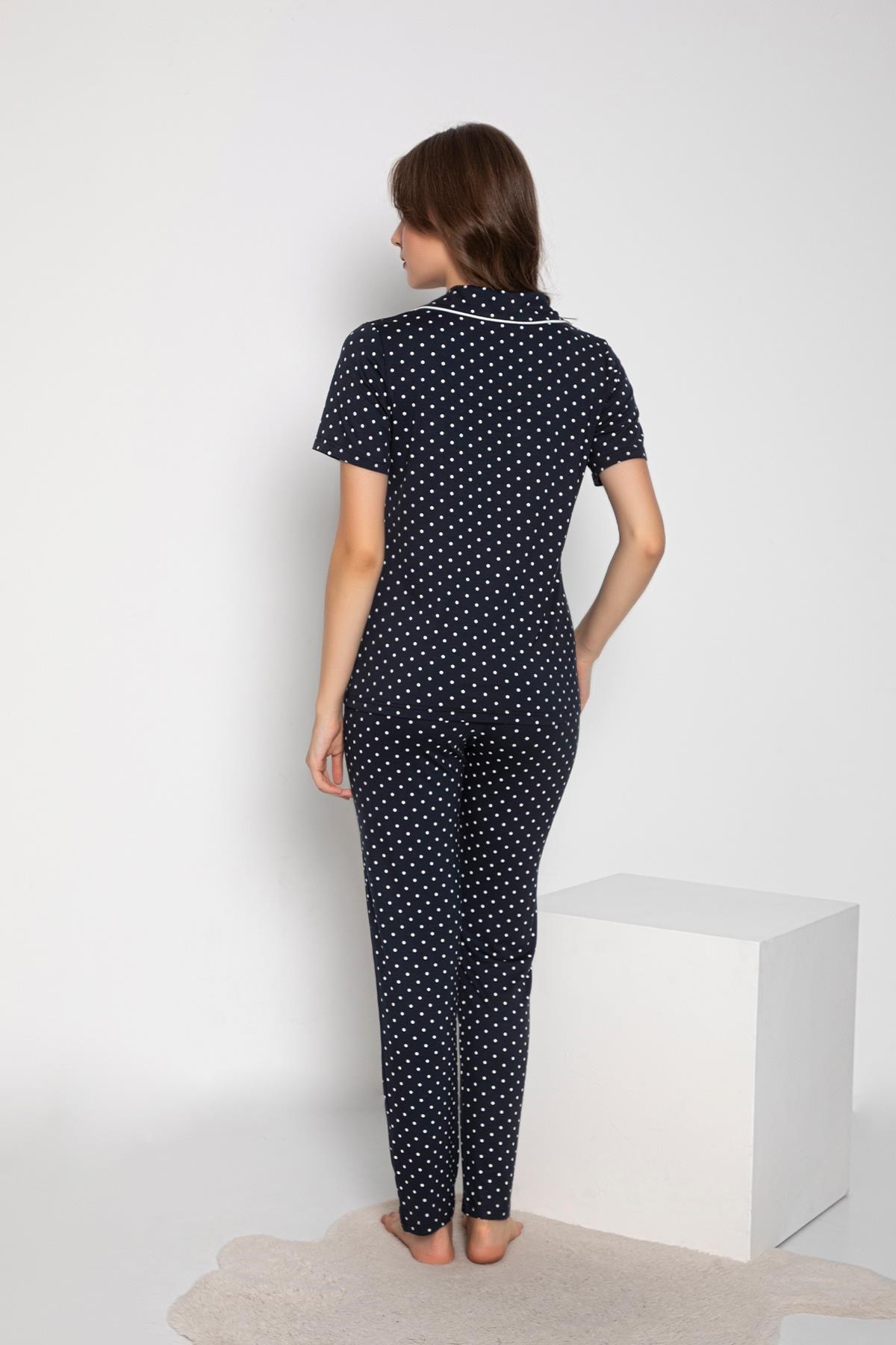 326466Kadın Kısa Kol Gömlek Yaka Lacivert Pijama Takımı C3T5N2O-048cotonhause.com.tr Online Alışveriş - Sezon İndirimlerini Keşfet Kadın Kısa Kol Gömlek Yaka Lacivert Pijama Takımı C3T5N2O-048Kısa Kol / Askılı PijamaConfeoKadın Kısa Kol Gömlek Yaka Lacivert Pijama Takımı C3T5N2O-048