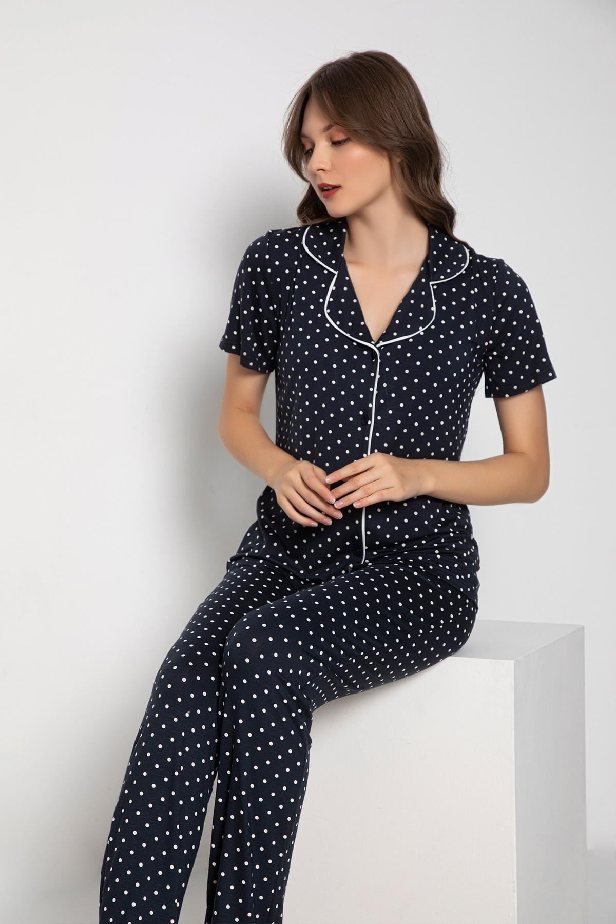 326466Kadın Kısa Kol Gömlek Yaka Lacivert Pijama Takımı C3T5N2O-048cotonhause.com.tr Online Alışveriş - Sezon İndirimlerini Keşfet Kadın Kısa Kol Gömlek Yaka Lacivert Pijama Takımı C3T5N2O-048Kısa Kol / Askılı PijamaConfeoKadın Kısa Kol Gömlek Yaka Lacivert Pijama Takımı C3T5N2O-048