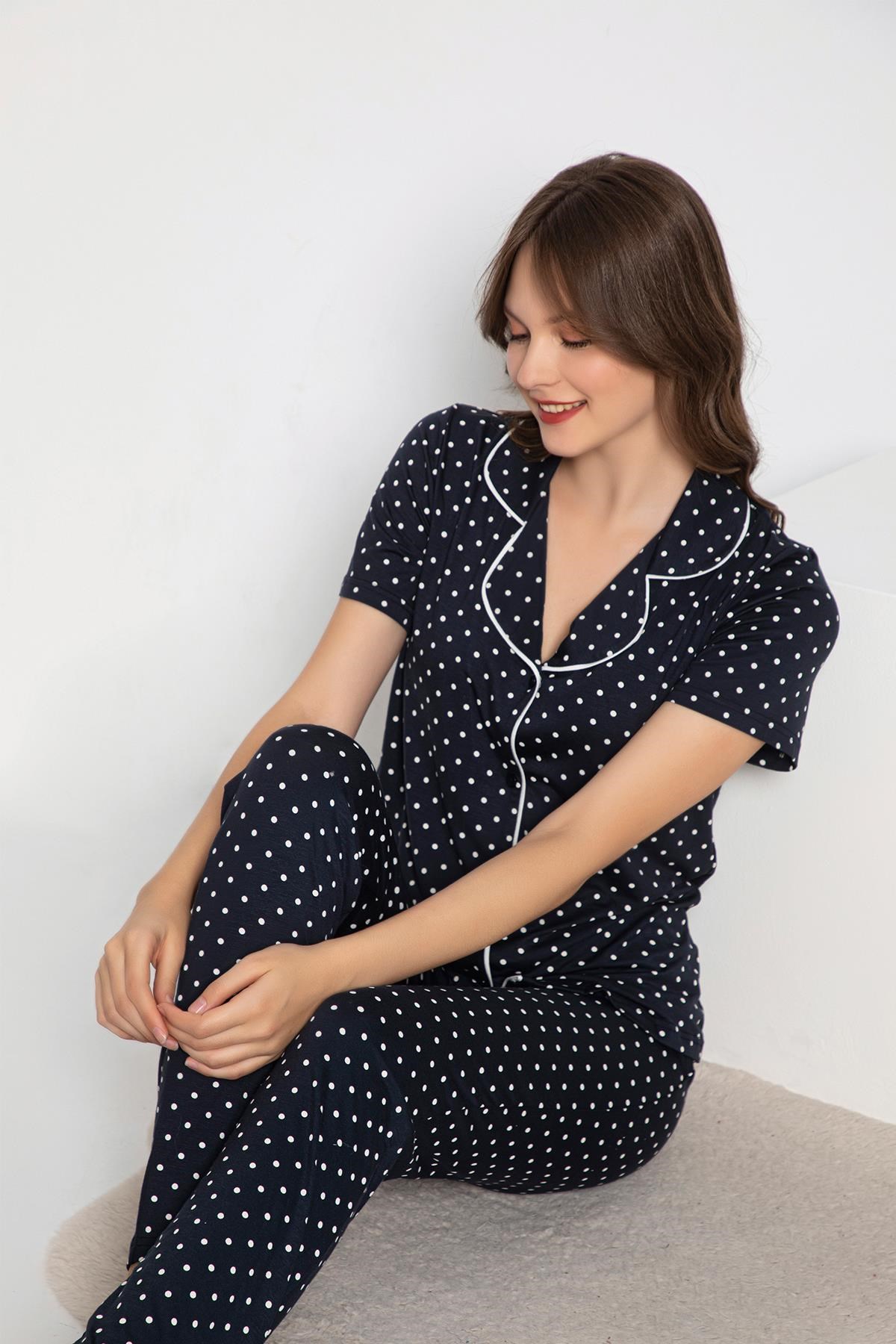 326466Kadın Kısa Kol Gömlek Yaka Lacivert Pijama Takımı C3T5N2O-048cotonhause.com.tr Online Alışveriş - Sezon İndirimlerini Keşfet Kadın Kısa Kol Gömlek Yaka Lacivert Pijama Takımı C3T5N2O-048Kısa Kol / Askılı PijamaConfeoKadın Kısa Kol Gömlek Yaka Lacivert Pijama Takımı C3T5N2O-048