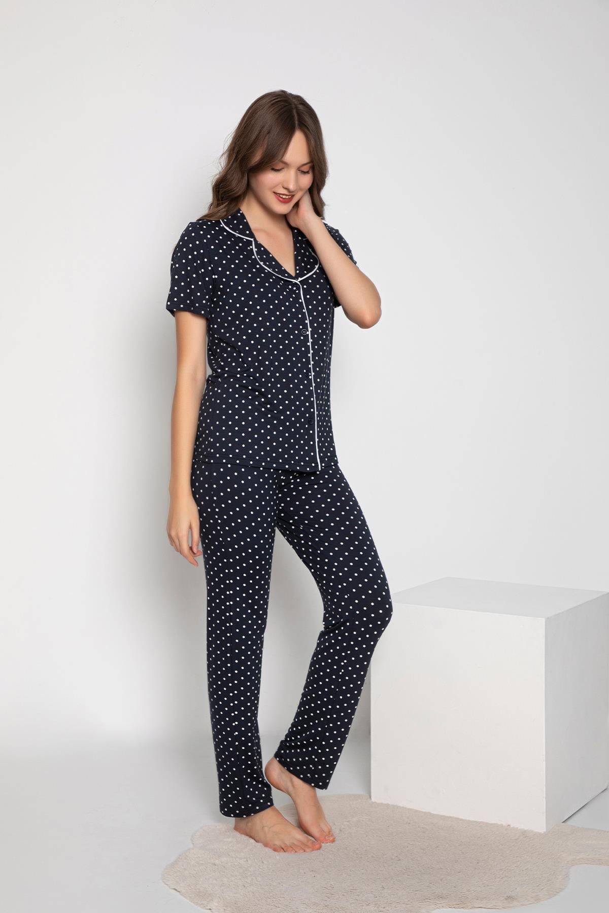 326466Kadın Kısa Kol Gömlek Yaka Lacivert Pijama Takımı C3T5N2O-048cotonhause.com.tr Online Alışveriş - Sezon İndirimlerini Keşfet Kadın Kısa Kol Gömlek Yaka Lacivert Pijama Takımı C3T5N2O-048Kısa Kol / Askılı PijamaConfeoKadın Kısa Kol Gömlek Yaka Lacivert Pijama Takımı C3T5N2O-048