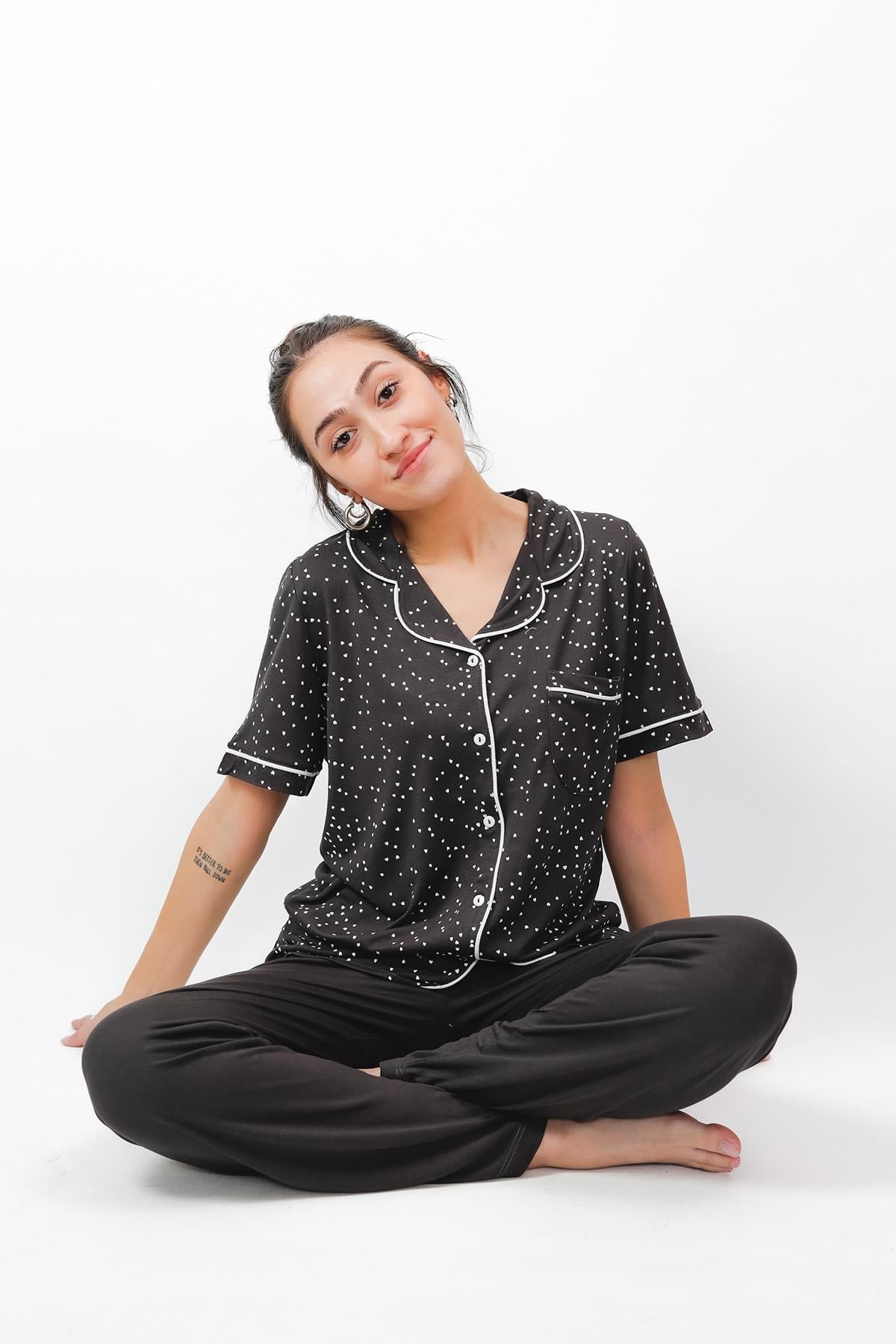 323863Nena Collection %100 Pamuk Düğmeli Kısa Kollu Pijama Takımı - Esnek ve 4 Mevsim 24621Nena Collection %100 Pamuk Düğmeli Kısa Kollu Pijama Takımı - Esnek ve 4 Mevsim 24621Kısa Kol / Askılı PijamacotonhauseKısa Kol / Askılı PijamacotonhauseNena Collection %100 Pamuk Düğmeli Kısa Kollu Pijama Takımı - Esnek ve 4 Mevsim 24621