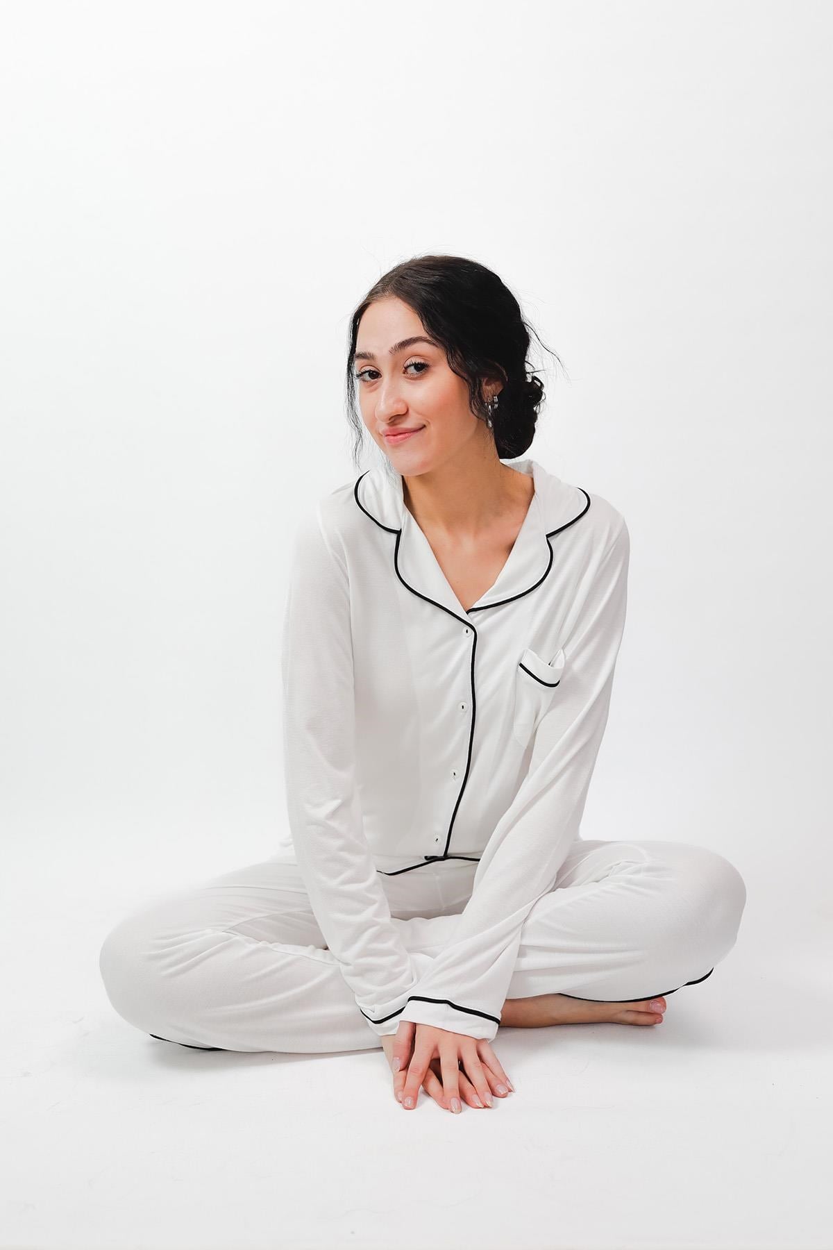 323858%100 Pamuk Yumuşak Organik Kumaş Düğmeli Pijama Takımı - Beyaz Mevsimlik Rahat Şık Tasarım 24637%100 Pamuk Yumuşak Organik Kumaş Düğmeli Pijama Takımı - Beyaz Mevsimlik Rahat Şık Tasarım 24637Uzun Kol PijamacotonhauseUzun Kol Pijamacotonhause%100 Pamuk Yumuşak Organik Kumaş Düğmeli Pijama Takımı - Beyaz Mevsimlik Rahat Şık Tasarım 24637