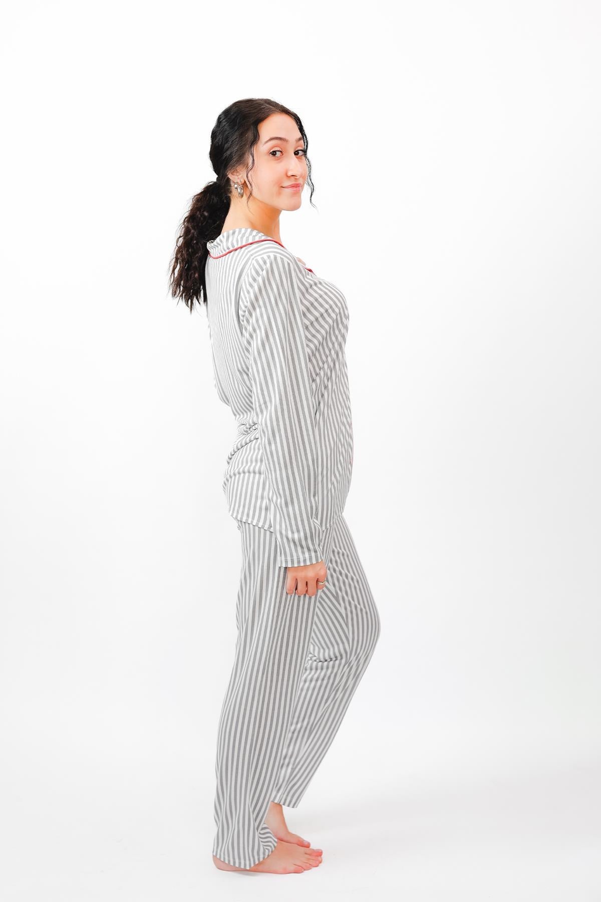 323873Kadın Gömlek Yaka %100 Pamuk Çizgili Kırmızı Pijama Takımı 2444Kadın Gömlek Yaka %100 Pamuk Çizgili Kırmızı Pijama Takımı 2444Uzun Kol PijamacotonhauseUzun Kol PijamacotonhauseKadın Gömlek Yaka %100 Pamuk Çizgili Kırmızı Pijama Takımı 2444