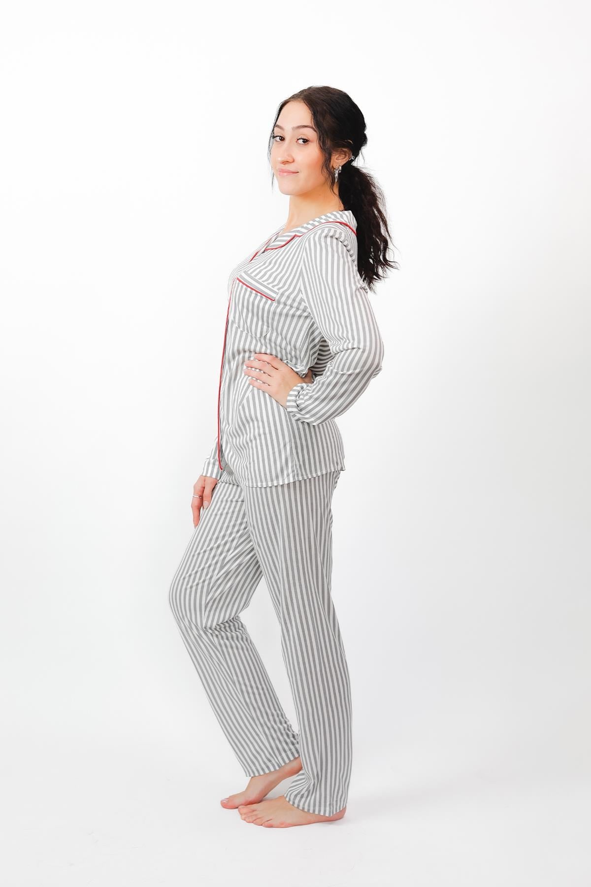 323873Kadın Gömlek Yaka %100 Pamuk Çizgili Kırmızı Pijama Takımı 2444Kadın Gömlek Yaka %100 Pamuk Çizgili Kırmızı Pijama Takımı 2444Uzun Kol PijamacotonhauseUzun Kol PijamacotonhauseKadın Gömlek Yaka %100 Pamuk Çizgili Kırmızı Pijama Takımı 2444