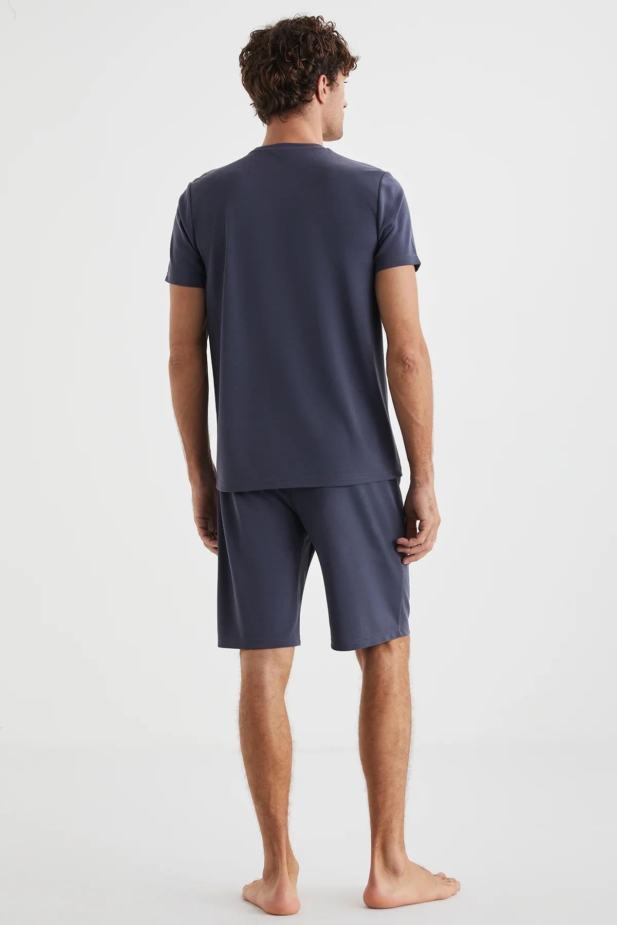 328297Erkek Yazlık Kısa Kollu Pijama Takımı – Indigo Renk Rahat Kalıp Üst ve Şort Alt C0T1N4cotonhause.com.tr Online Alışveriş - Sezon İndirimlerini Keşfet Erkek Yazlık Kısa Kollu Pijama Takımı – Indigo Renk Rahat Kalıp Üst ve Şort Alt C0T1N4Pijama TakımıFirst TouchErkek Yazlık Kısa Kollu Pijama Takımı – Indigo Renk Rahat Kalıp Üst ve Şort Alt C0T1N4