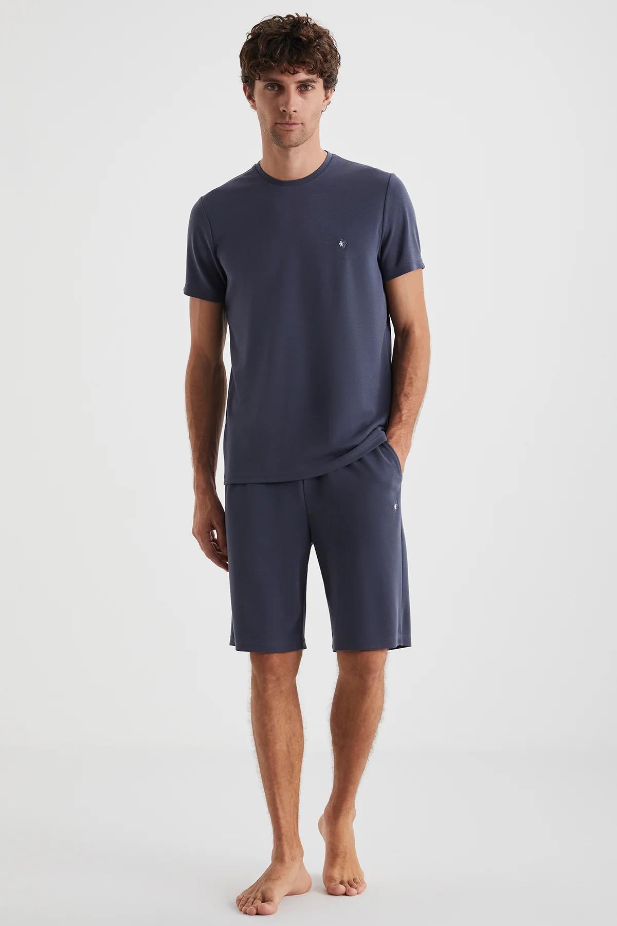 328297Erkek Yazlık Kısa Kollu Pijama Takımı – Indigo Renk Rahat Kalıp Üst ve Şort Alt C0T1N4cotonhause.com.tr Online Alışveriş - Sezon İndirimlerini Keşfet Erkek Yazlık Kısa Kollu Pijama Takımı – Indigo Renk Rahat Kalıp Üst ve Şort Alt C0T1N4Pijama TakımıFirst TouchErkek Yazlık Kısa Kollu Pijama Takımı – Indigo Renk Rahat Kalıp Üst ve Şort Alt C0T1N4