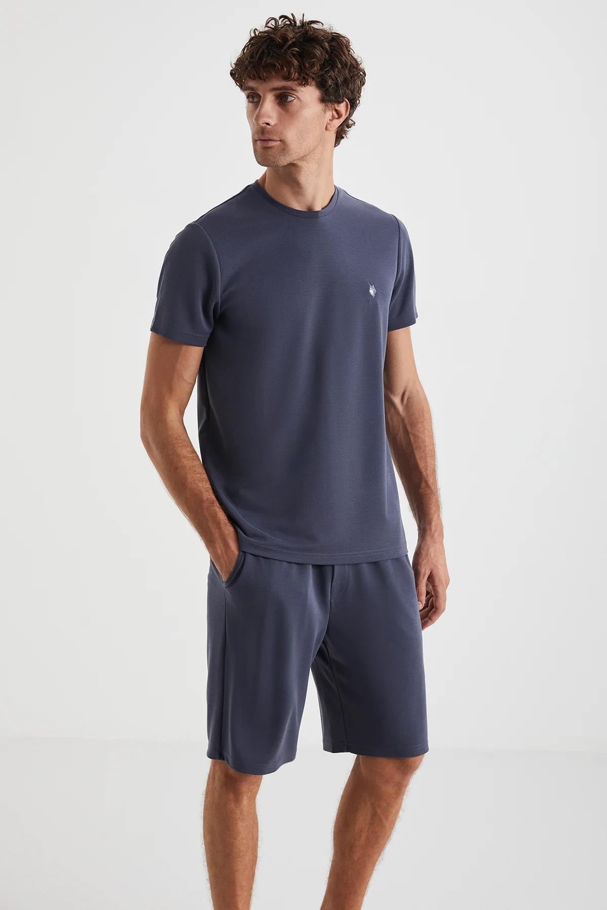 328297Erkek Yazlık Kısa Kollu Pijama Takımı – Indigo Renk Rahat Kalıp Üst ve Şort Alt C0T1N4cotonhause.com.tr Online Alışveriş - Sezon İndirimlerini Keşfet Erkek Yazlık Kısa Kollu Pijama Takımı – Indigo Renk Rahat Kalıp Üst ve Şort Alt C0T1N4Pijama TakımıFirst TouchErkek Yazlık Kısa Kollu Pijama Takımı – Indigo Renk Rahat Kalıp Üst ve Şort Alt C0T1N4