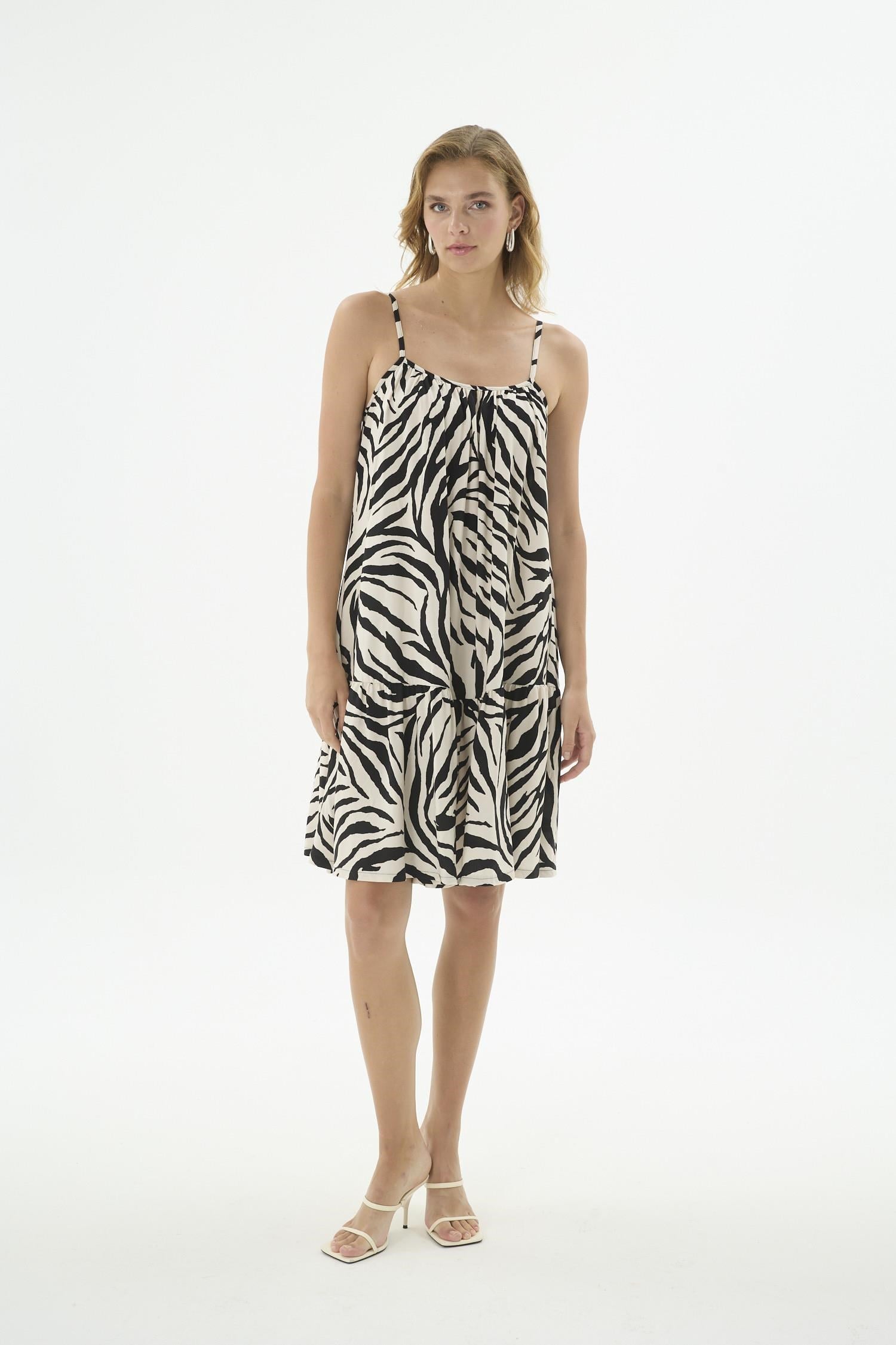 332722Kadın İnce Askılı Zebra Desenli Kısa Elbise C1T1N512Tunik & ElbiseGizzeyKadın İnce Askılı Zebra Desenli Kısa Elbise C1T1N512