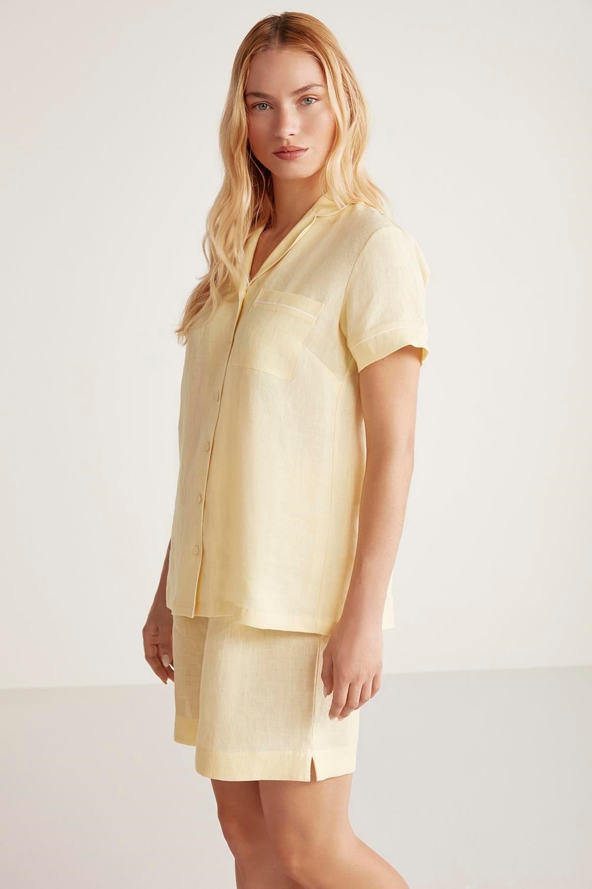 320753Kadın Kısa Kol Önden Düğmeli Şortlu Sarı Pijama Takımı C0T4N6O9cotonhause.com.tr Online Alışveriş - Sezon İndirimlerini Keşfet Kadın Kısa Kol Önden Düğmeli Şortlu Sarı Pijama Takımı C0T4N6O9Şortlu Takımpenye moodKadın Kısa Kol Önden Düğmeli Şortlu Sarı Pijama Takımı C0T4N6O9