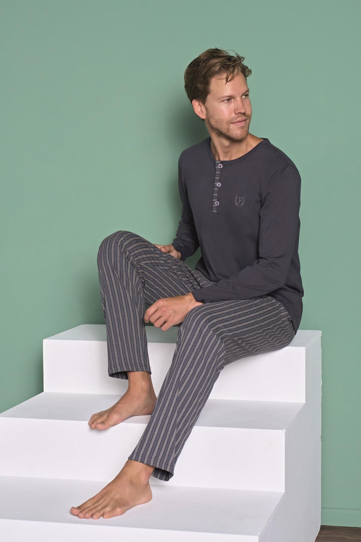 328898Erkek Füme Uzun Kollu Düğmeli Yaka Şerit Detaylı Alt Pijama Takımı C4T3N91Pijama TakımıPijadoreErkek Füme Uzun Kollu Düğmeli Yaka Şerit Detaylı Alt Pijama Takımı C4T3N91