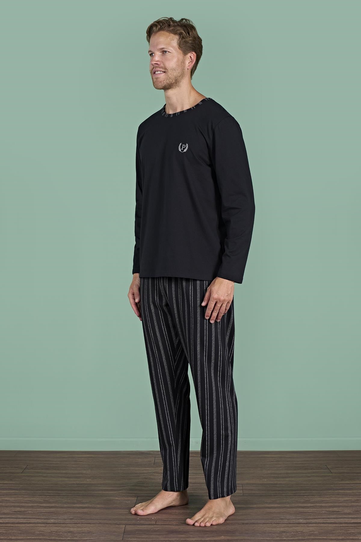 328902Erkek Siyah Renk Uzun Kollu Yuvarlak Yaka Çizgili Detaylı Pijama Takımı C0T4N91Pijama TakımıPijadoreErkek Siyah Renk Uzun Kollu Yuvarlak Yaka Çizgili Detaylı Pijama Takımı C0T4N91