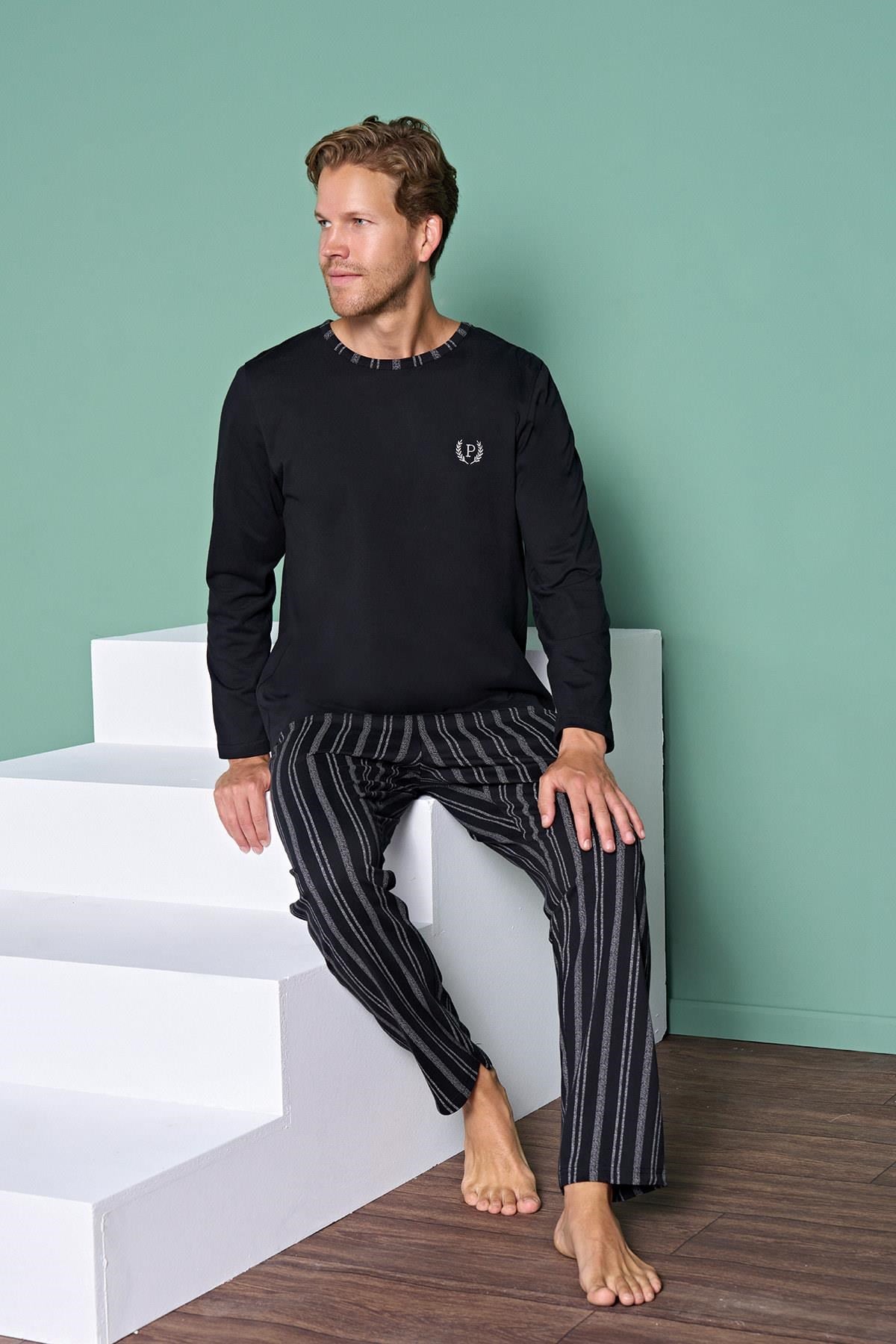 328902Erkek Siyah Renk Uzun Kollu Yuvarlak Yaka Çizgili Detaylı Pijama Takımı C0T4N91Pijama TakımıPijadoreErkek Siyah Renk Uzun Kollu Yuvarlak Yaka Çizgili Detaylı Pijama Takımı C0T4N91