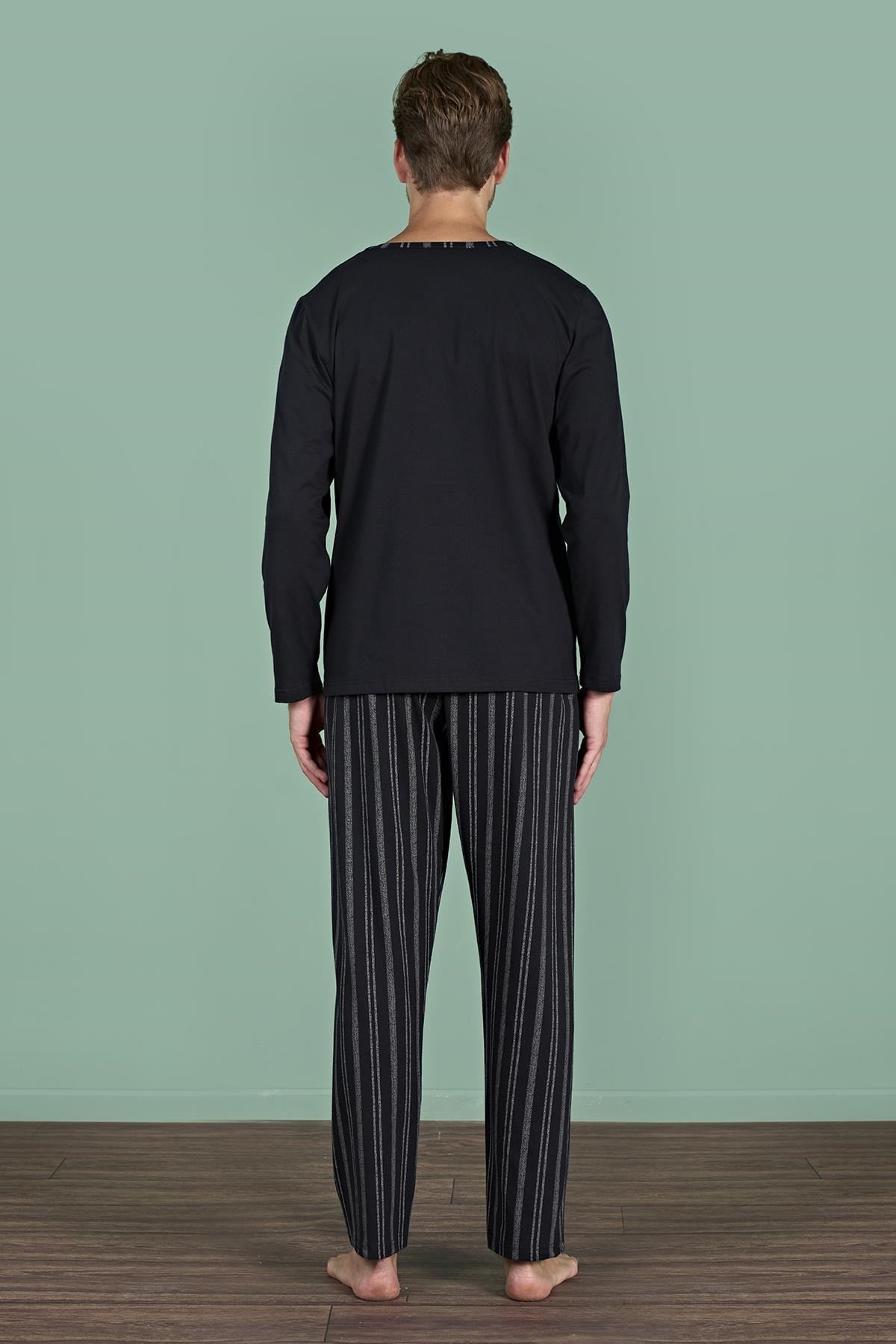 328902Erkek Siyah Renk Uzun Kollu Yuvarlak Yaka Çizgili Detaylı Pijama Takımı C0T4N91Pijama TakımıPijadoreErkek Siyah Renk Uzun Kollu Yuvarlak Yaka Çizgili Detaylı Pijama Takımı C0T4N91