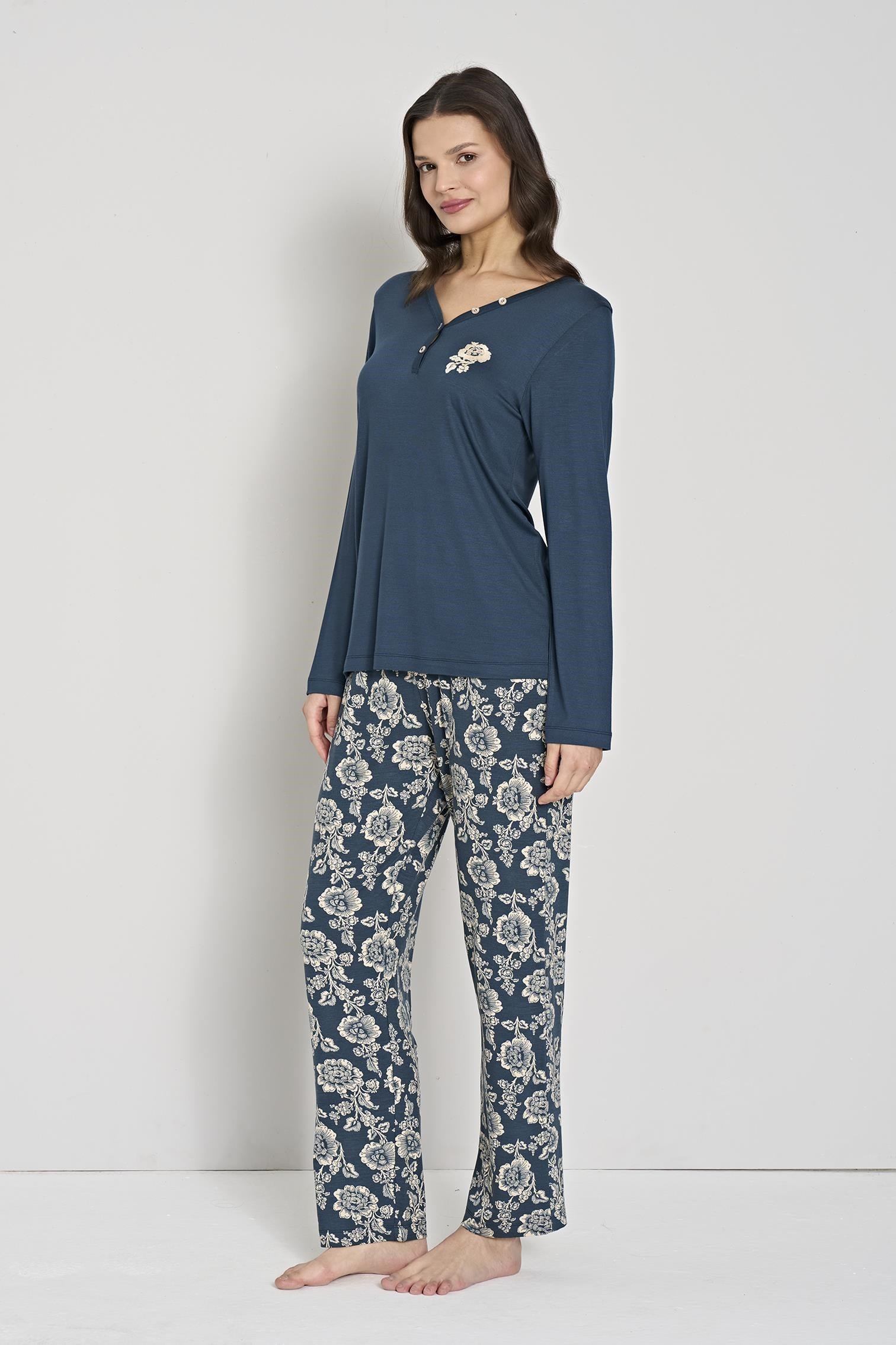 328879Kadın Lacivert Düğmeli Yaka Çiçek Desenli Pijama Takımı C4T0N91Uzun Kol PijamaPijadoreKadın Lacivert Düğmeli Yaka Çiçek Desenli Pijama Takımı C4T0N91
