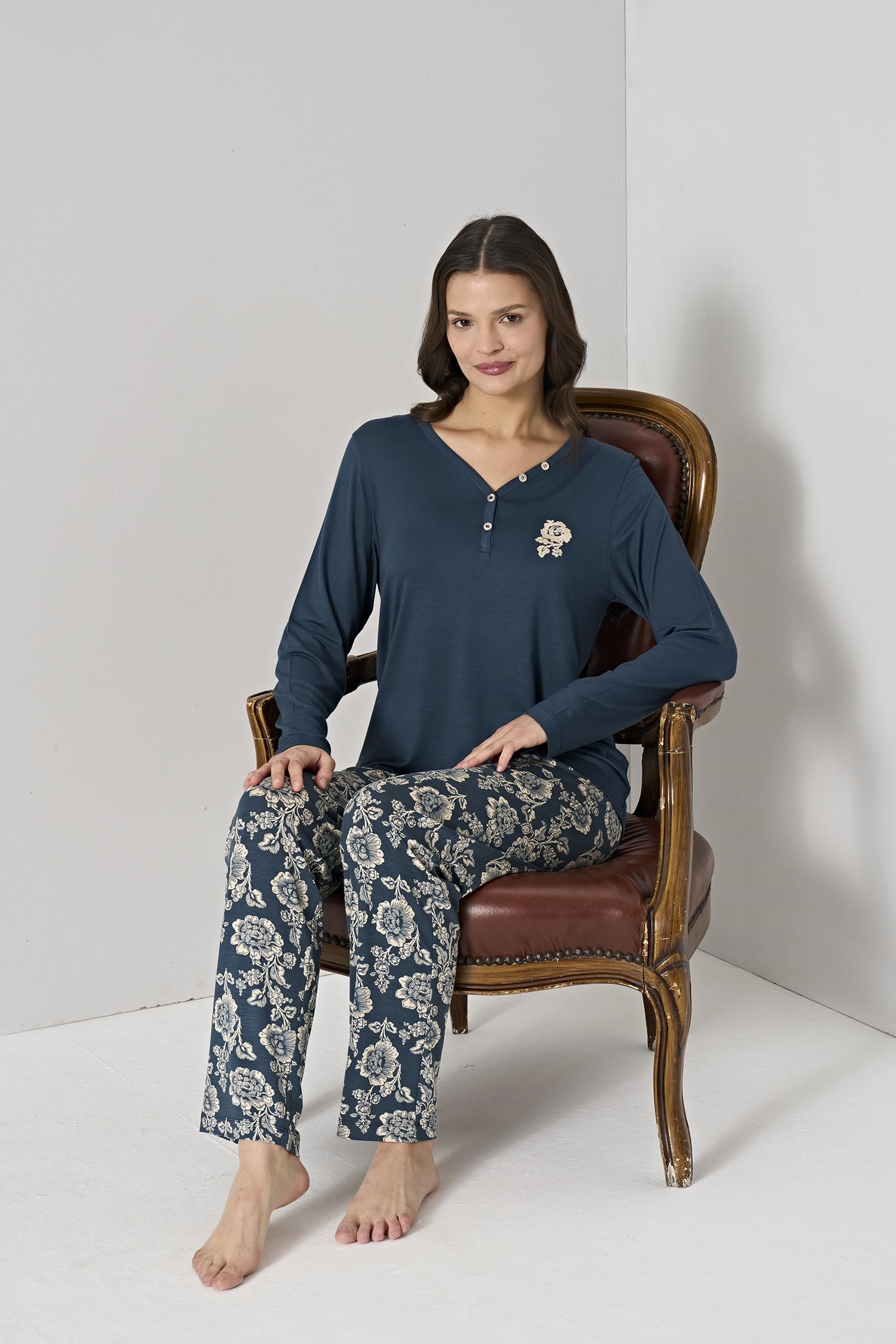 328879Kadın Lacivert Düğmeli Yaka Çiçek Desenli Pijama Takımı C4T0N91Uzun Kol PijamaPijadoreKadın Lacivert Düğmeli Yaka Çiçek Desenli Pijama Takımı C4T0N91